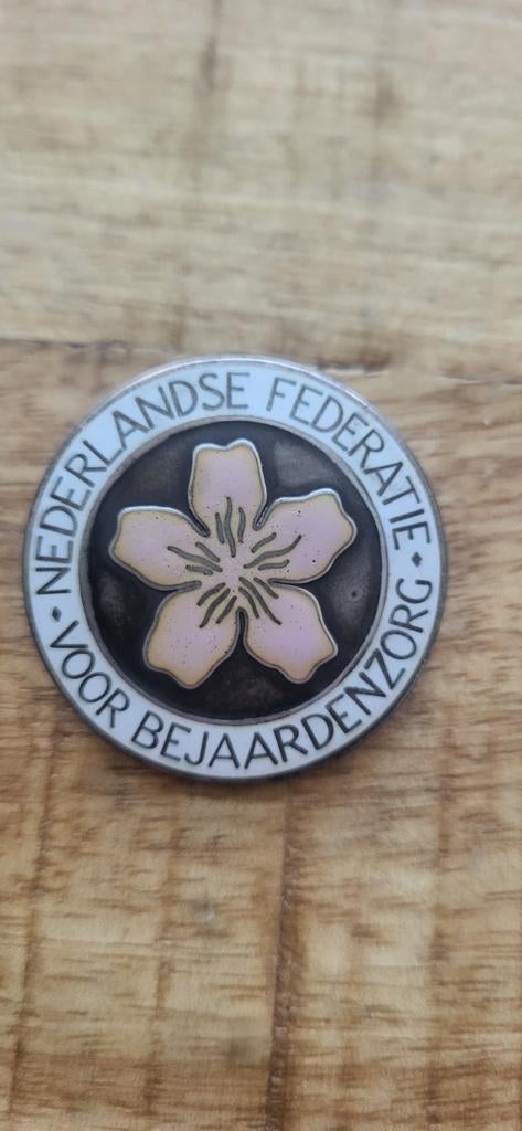 Zilveten "Nederlandse Federatie voor Bejaardenzorg"., Verzamelen, Scouting, Gebruikt, Embleem, Speld of Insigne, Ophalen of Verzenden