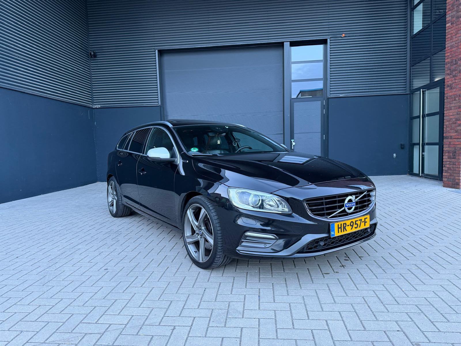 Volvo V60 D6 Twin Engine 288pk Geartronic PANO PLUG IN HYBRI, Automaat, USB, 1800 kg, Zwart