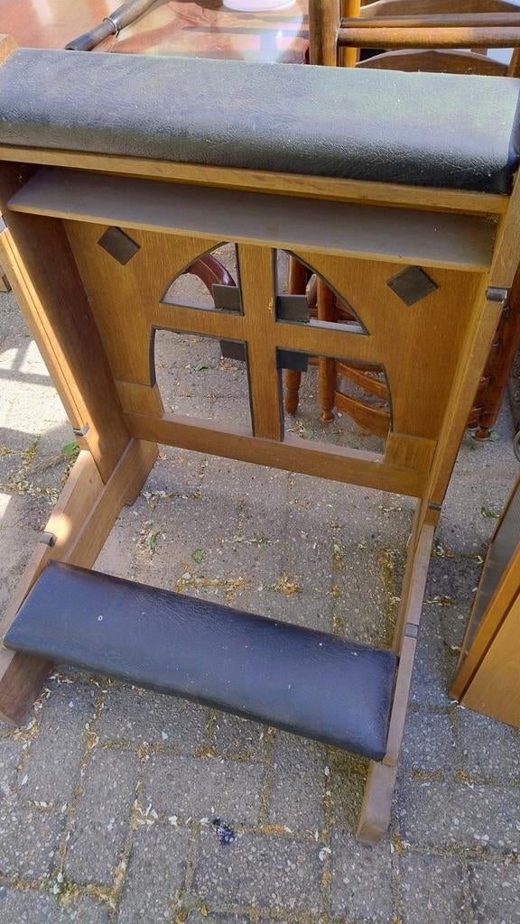 Oude bidstoel uit een klooster., Antiek en Kunst, Antiek | Naaimachines, Ophalen