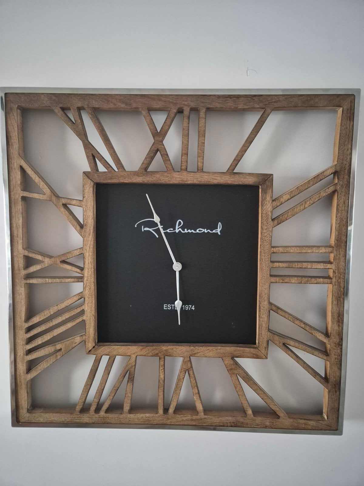 Moderne wandklok met Romeinse cijfers 80x80 - Richmond, Ophalen, Wandklok, Bruin, Analoog