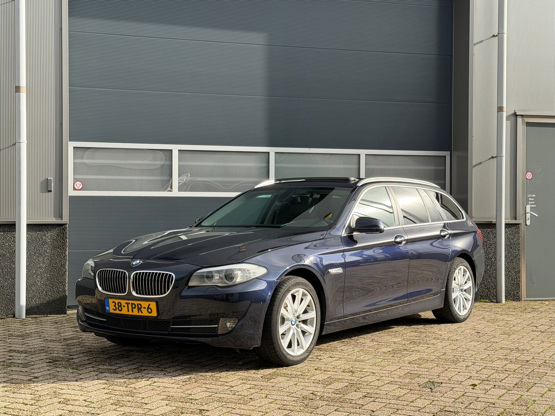 BMW 5-serie Touring 528i High Executive bj.2012 Autom|Pano|N, Euro 5, Achterwielaandrijving, Gebruikt, Zwart
