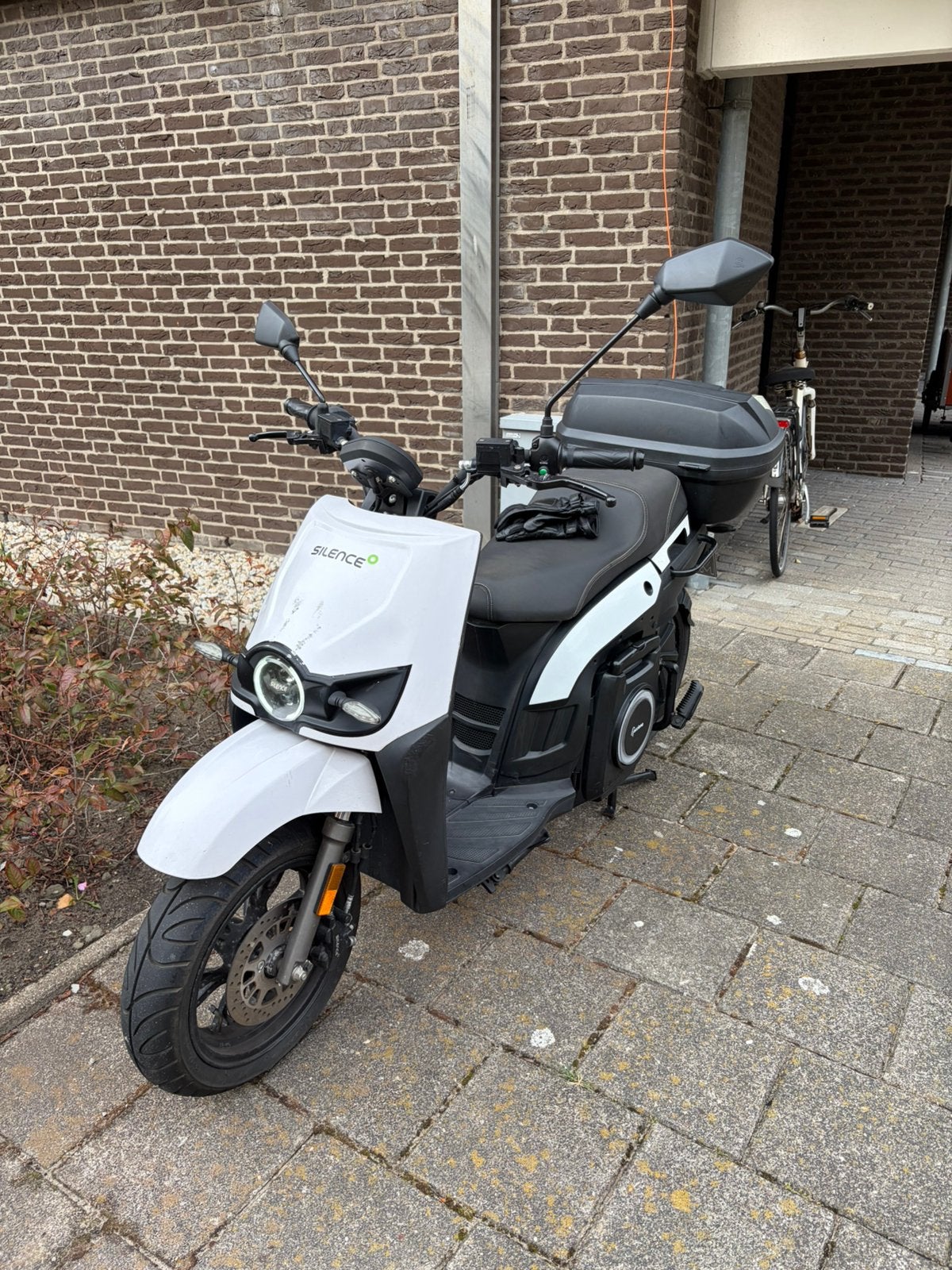 Silence S02 motorscooter 95km/h, Ophalen
