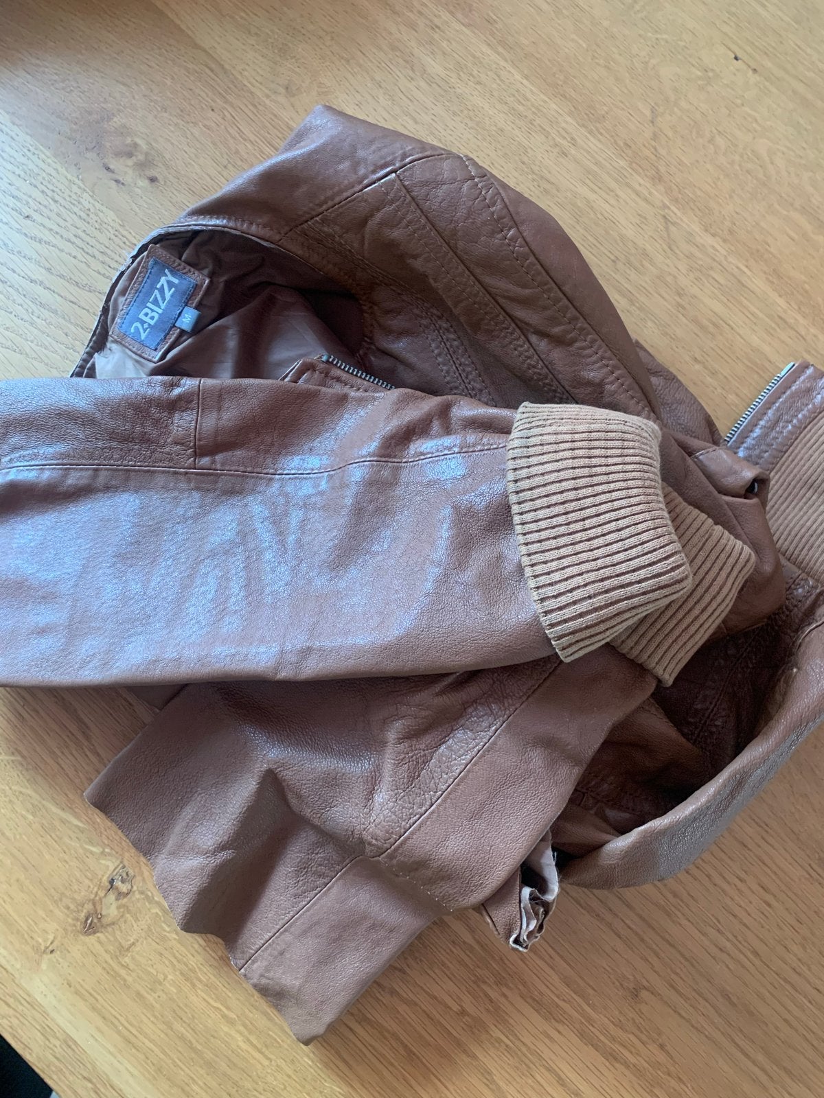 Leren stukken van jasje om mee te knutselen, Hobby en Vrije tijd, Gebruikt, Ophalen of Verzenden, Knutselmateriaal, Bruin