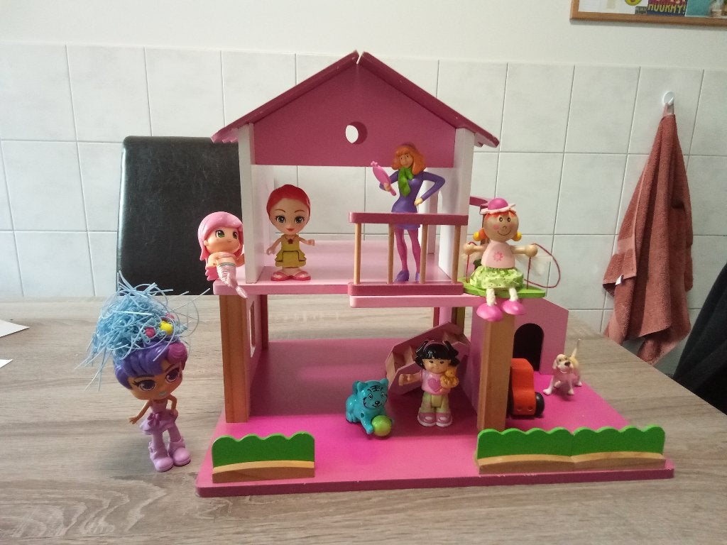 Leuk roze houten poppenhuis met poppen en accessoires, Kinderen en Baby's, Speelgoed | Poppenhuizen, Ophalen, Gebruikt, Poppenhuis
