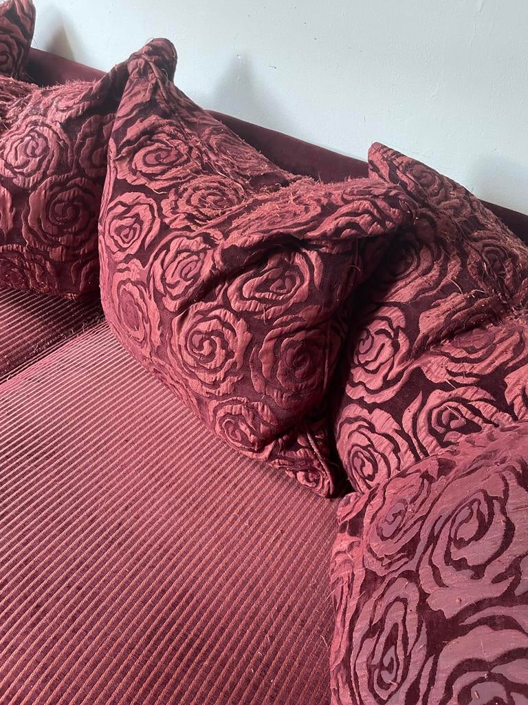 Comfortabel rood bankstel met sierkussens, Ophalen, Gebruikt, Driepersoons, 75 tot 100 cm