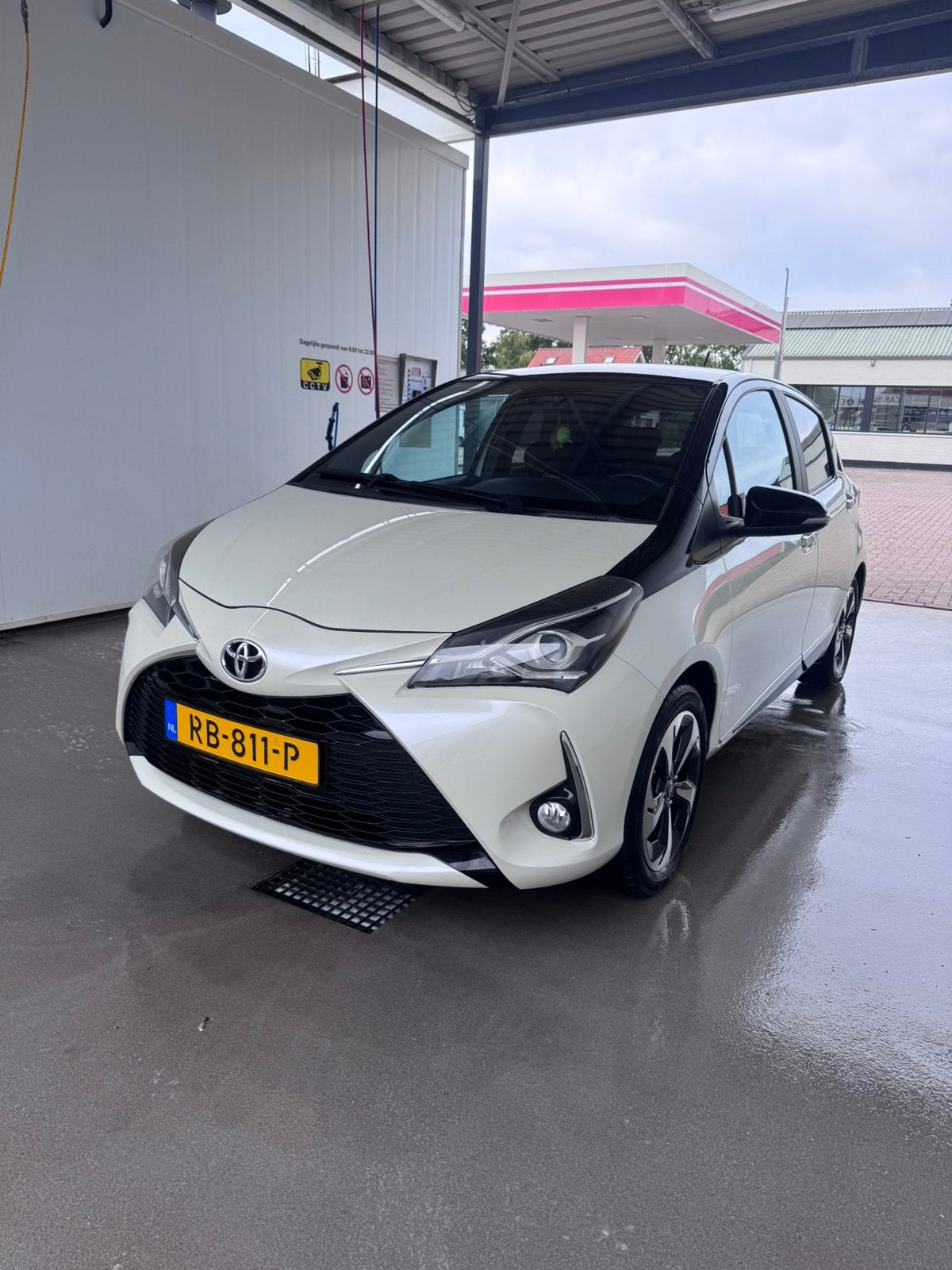 Toyota Yaris 1.5 Vvt-i 111pk 5D 2017 Wit, Auto's, 40 €/maand, 4 cilinders, Wit, Origineel Nederlands