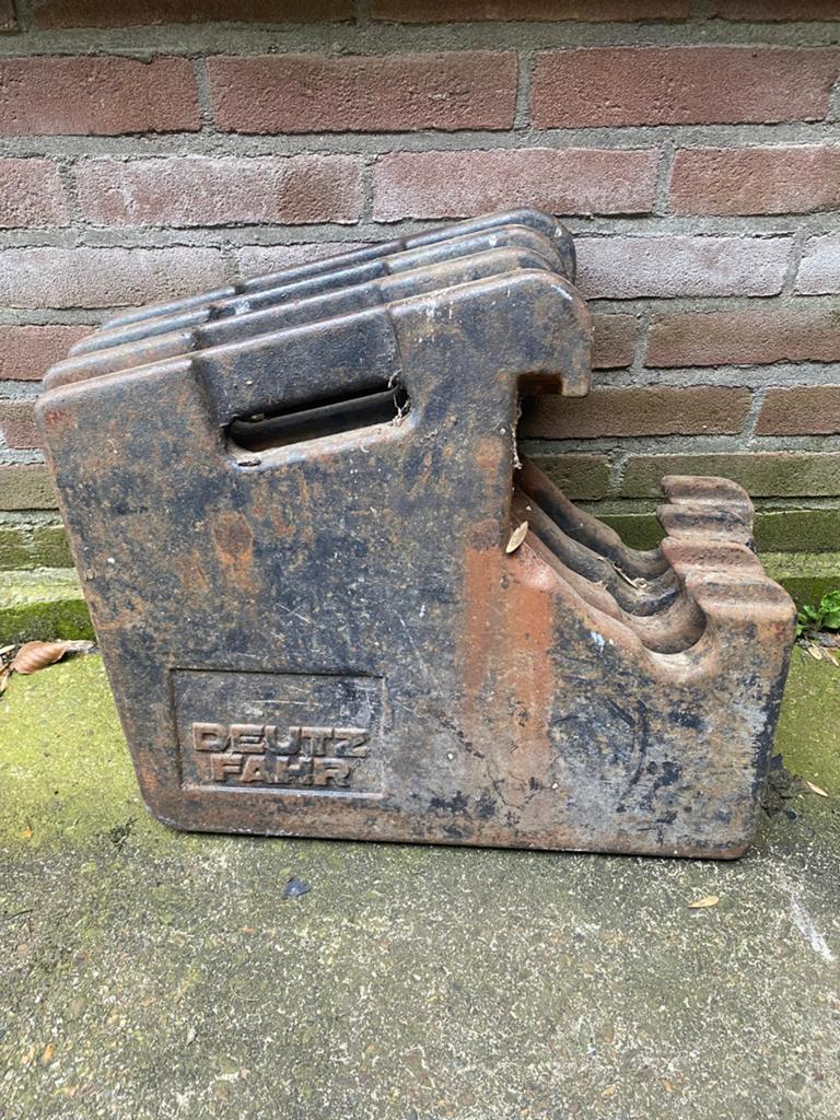 Deutz DX frontgewichten, Ophalen
