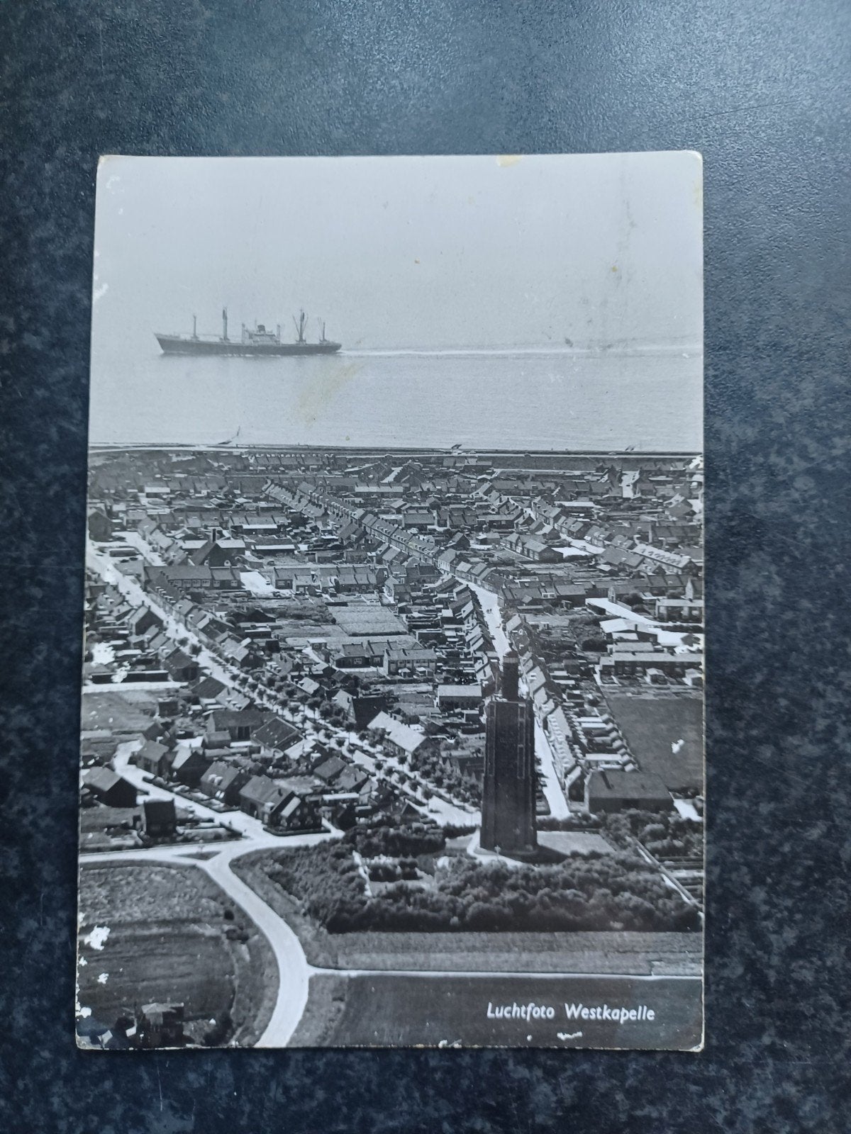 Luchtfoto Westkapelle met schip en vuurtoren, Verzamelen, Ophalen of Verzenden, 1960 tot 1980, Gelopen, Zeeland