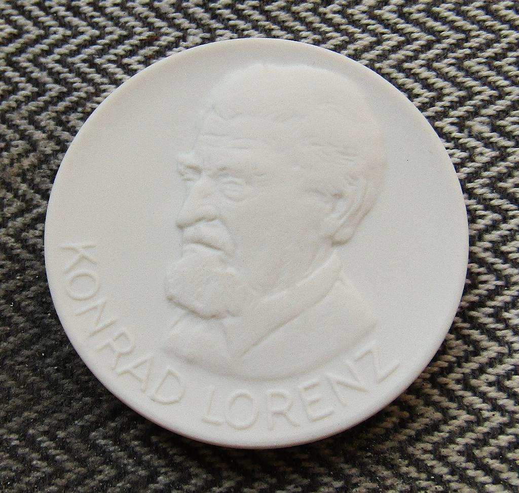 **  Penning van  Konrad Lorenz - Materiaal Porselein **, Postzegels en Munten, Penningen en Medailles, Verzenden, Overige materialen