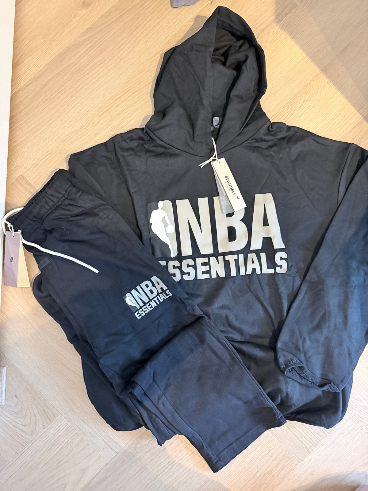 NBA Essentials Trainingspak Zwart maat L, Maat 52/54 (L), Zwart, Nieuw, Ophalen of Verzenden