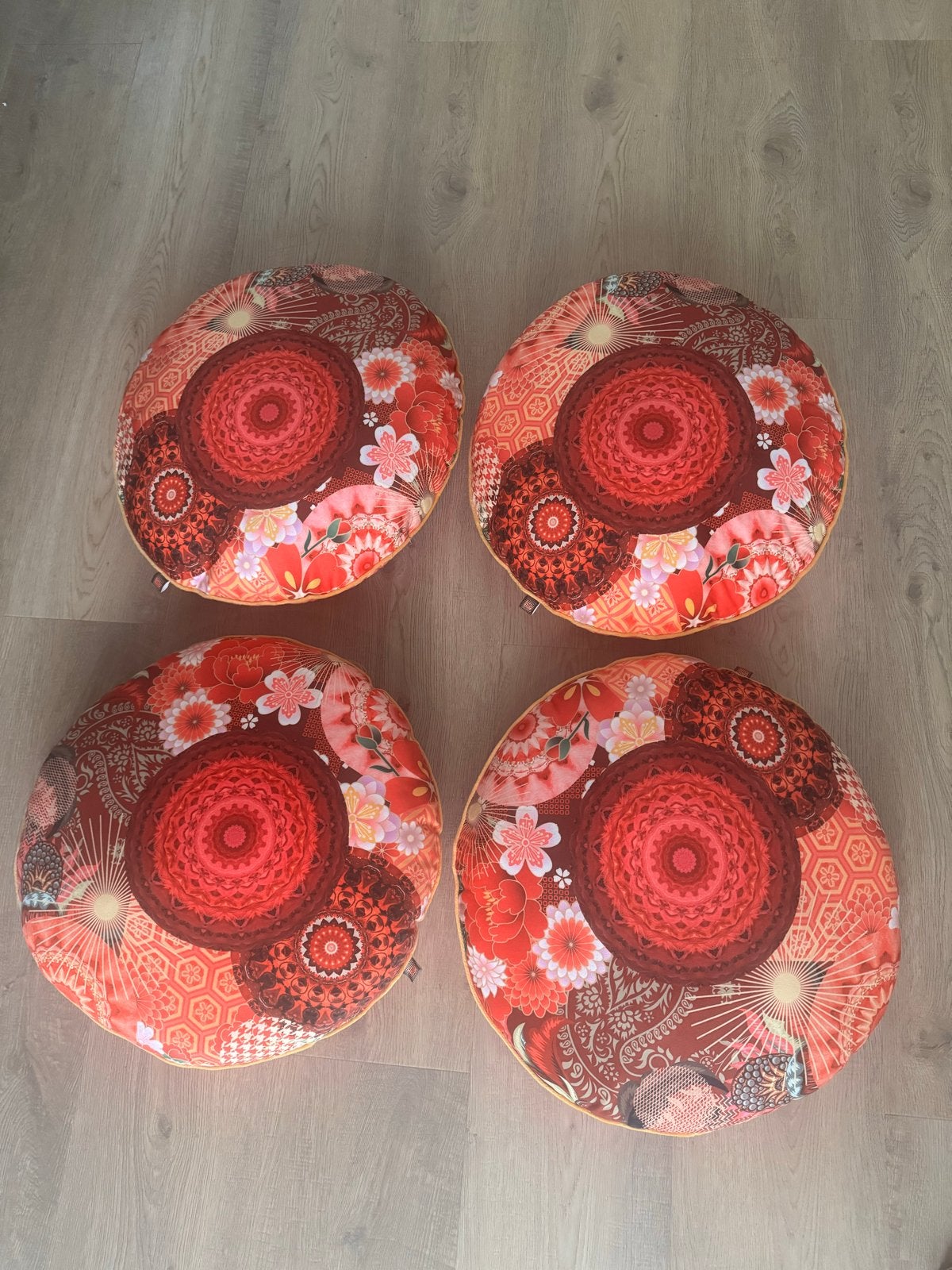 Set van 4 vrolijke sierkussens, zo goed als nieuw, Huis en Inrichting, Woonaccessoires | Kussens, Meerkleurig, Rond, Ophalen of Verzenden