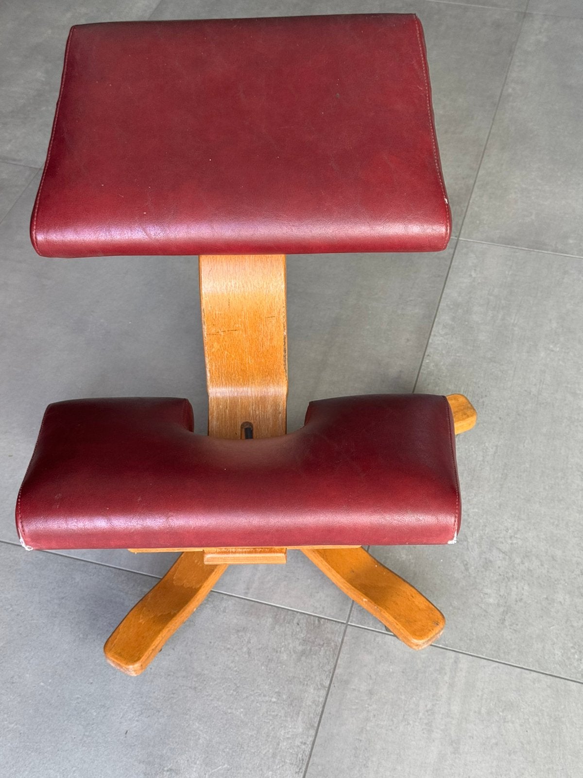Vintage Stokke Variér Wing kniestoel rood leder uit jaren 80, Ophalen, Gebruikt, Bureaukruk, Rood