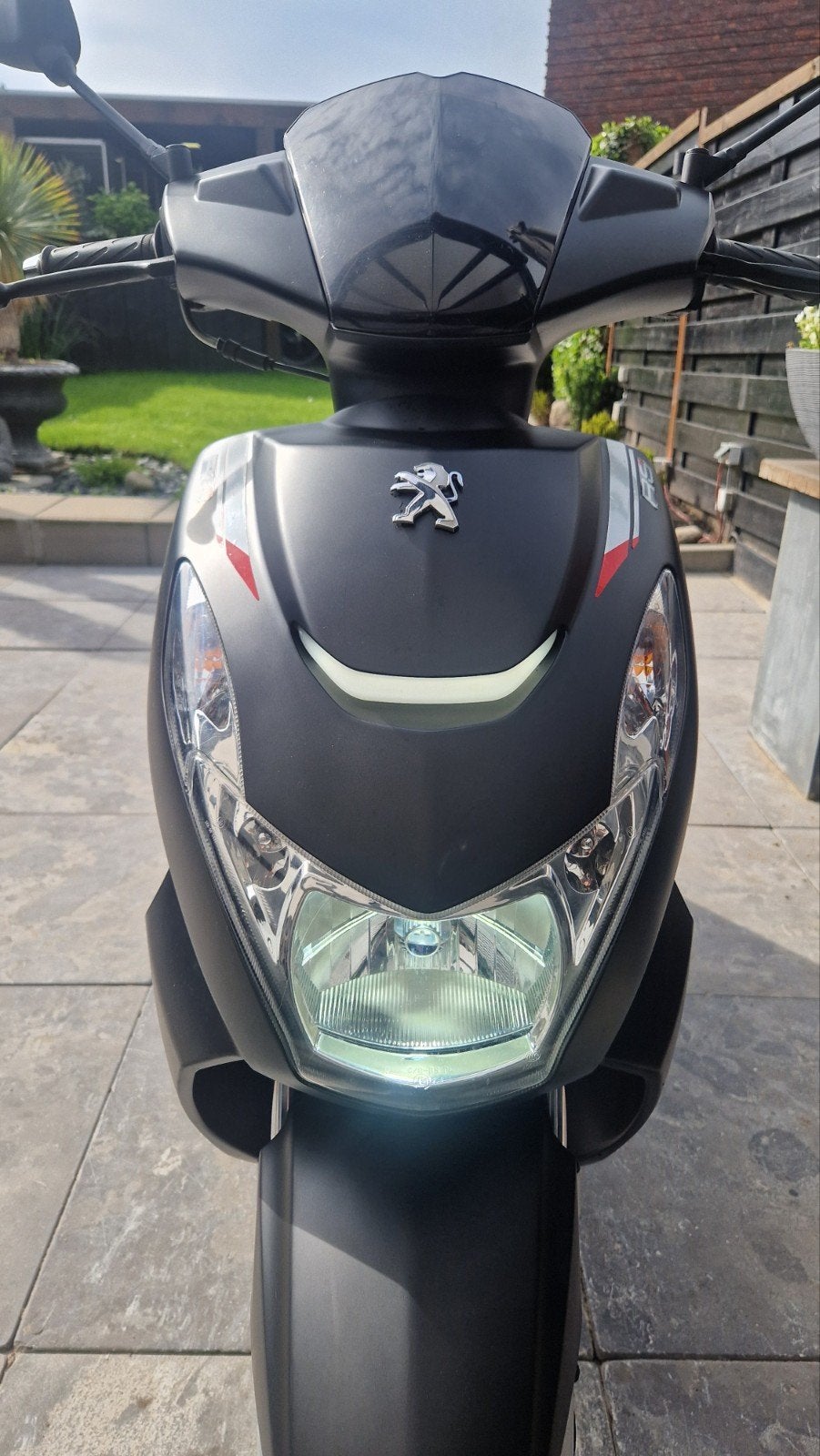 Peugeot Kisbee RS 50i Snor Scooter bj 2021, Fietsen en Brommers, Ophalen, Zo goed als nieuw, Benzine, Peugeot