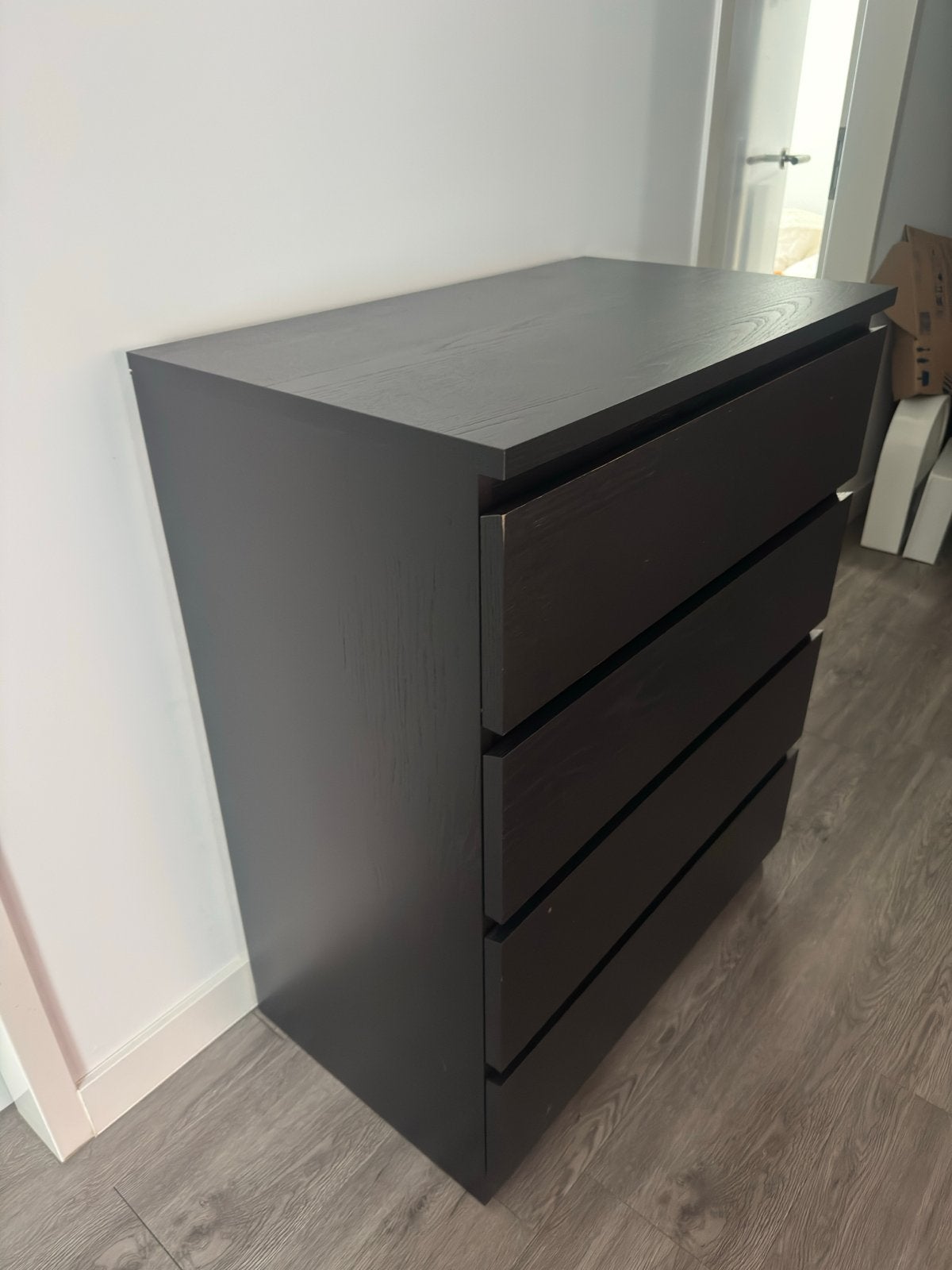 Foto 2 van Zwarte IKEA Malm Kast - Gebruikt met lichte gebruikssporen