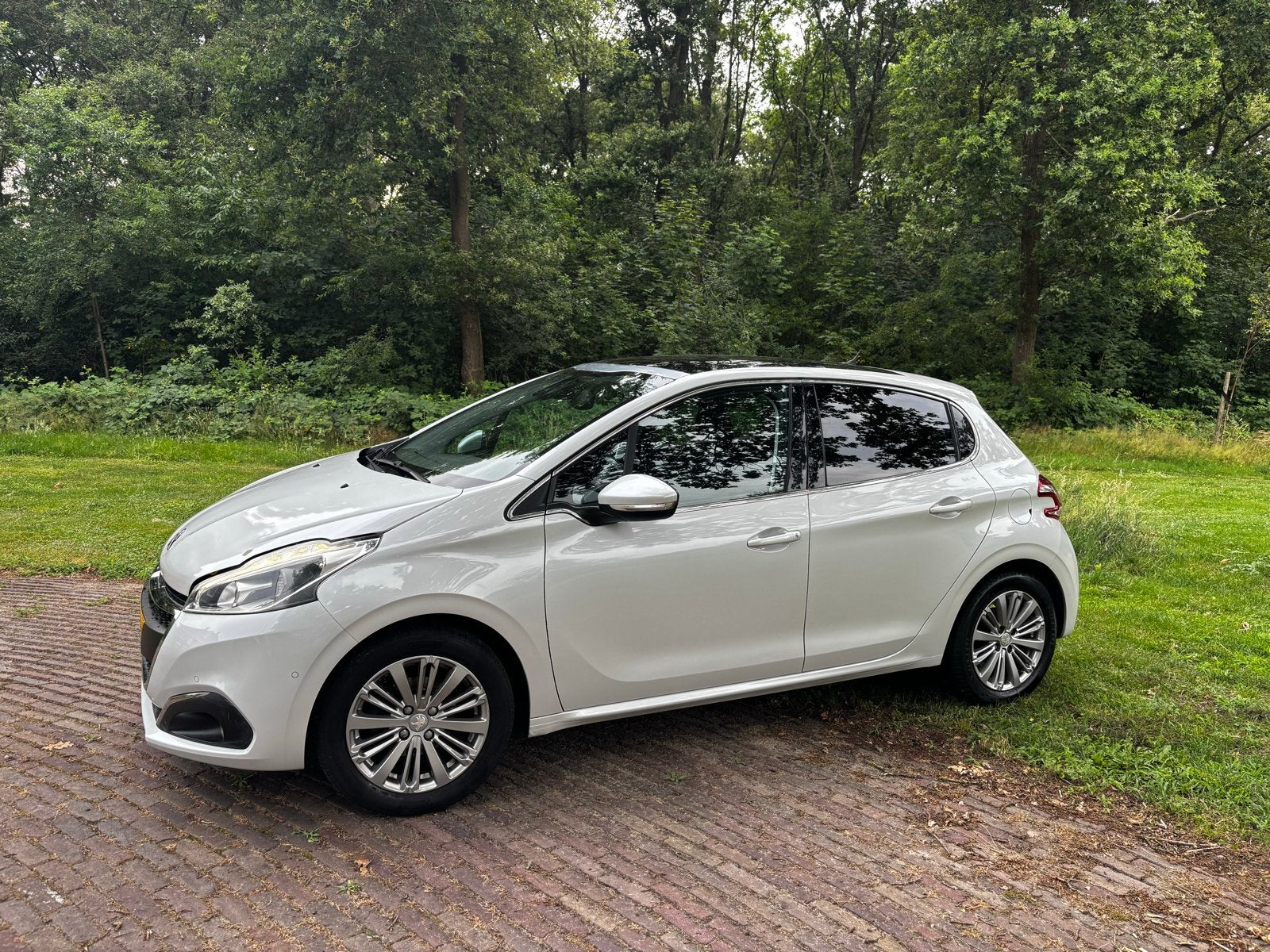 Peugeot 208 1.2 VTI 81KW/110PK 5-D 26-10-2015 Parelmoer Wit, Voorwielaandrijving, Stof, 40 €/maand, Zwart
