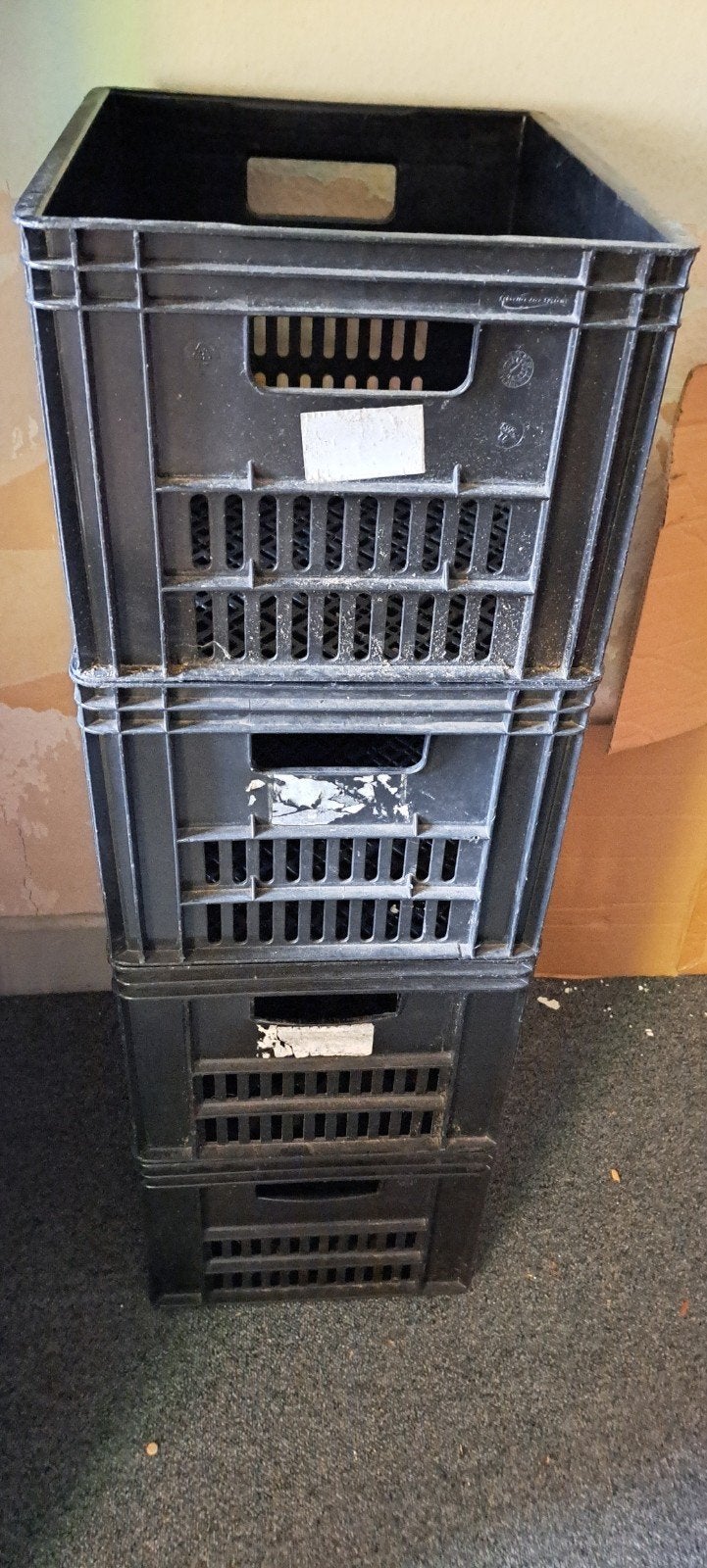 4 Zwarte stevige kunststof kratjes, Ophalen, Gebruikt, 40 tot 60 cm, Onbekend