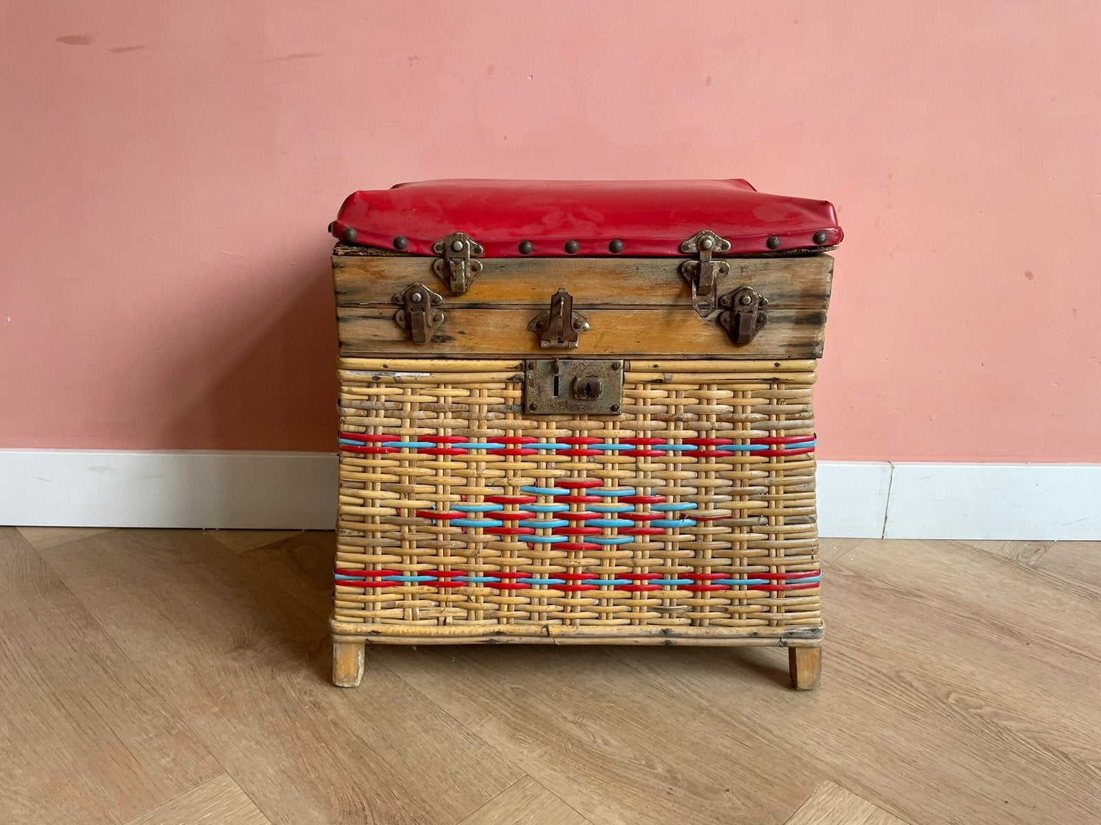 Vintage rotan (vis)krukje/opbergkistje met rood zitvlak, Ophalen