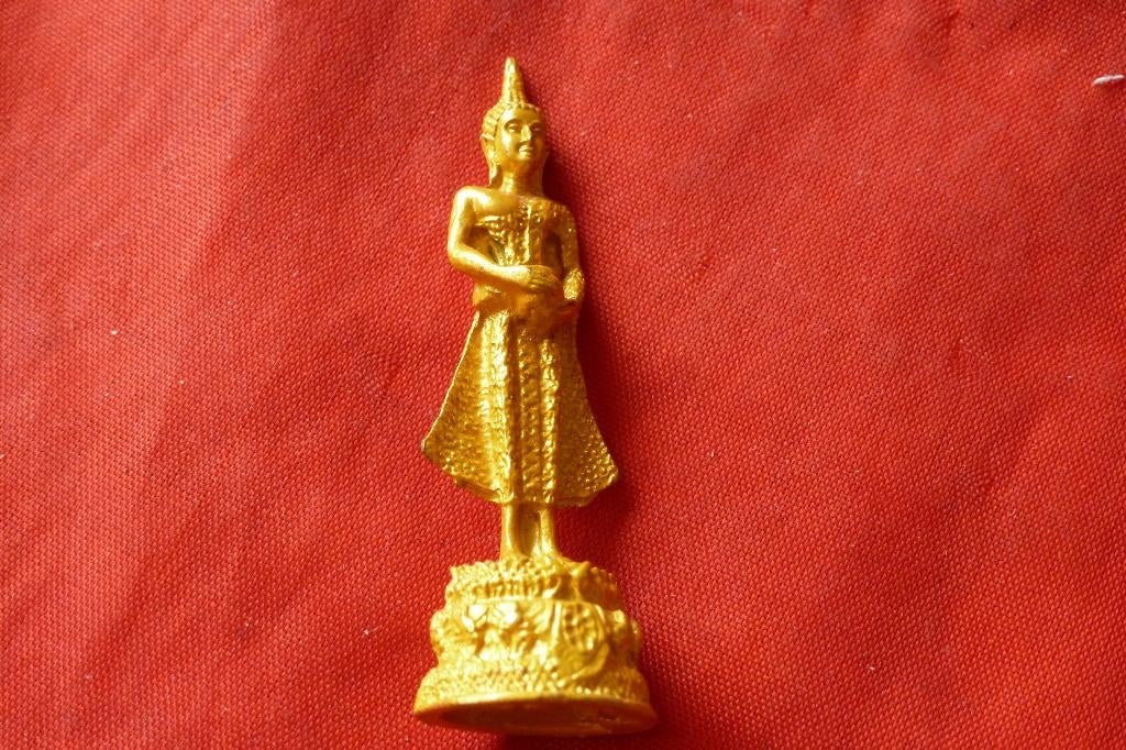 Thaise amulet - Standing Boeddha brons/goudkleur 12 gram 6 c, Overige materialen, Overige voorstellingen, Ophalen of Verzenden
