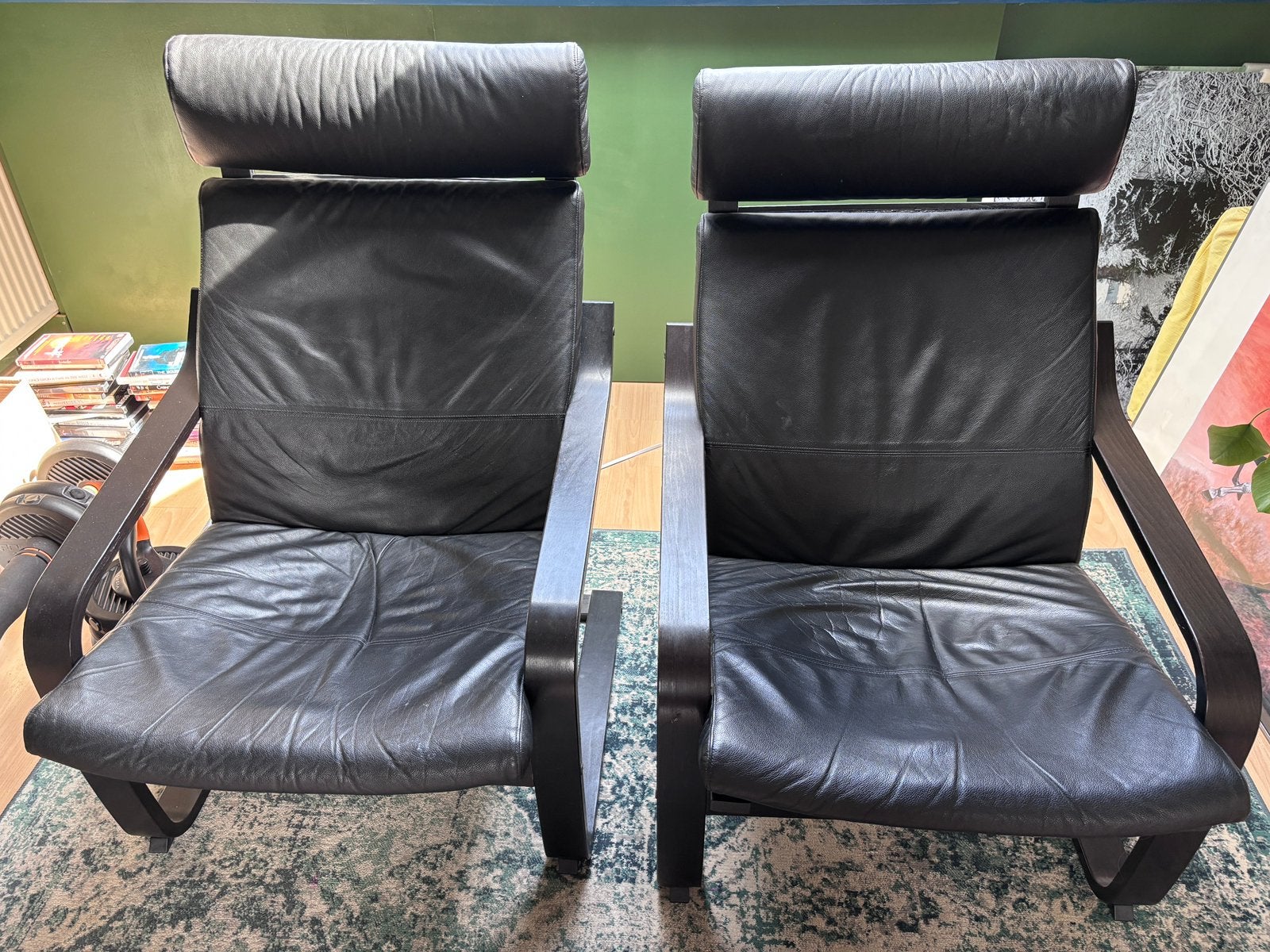 Poäng stoel met zwart leren bekleding, Huis en Inrichting, Stoelen, Zo goed als nieuw, Eén, Bruin, Ophalen