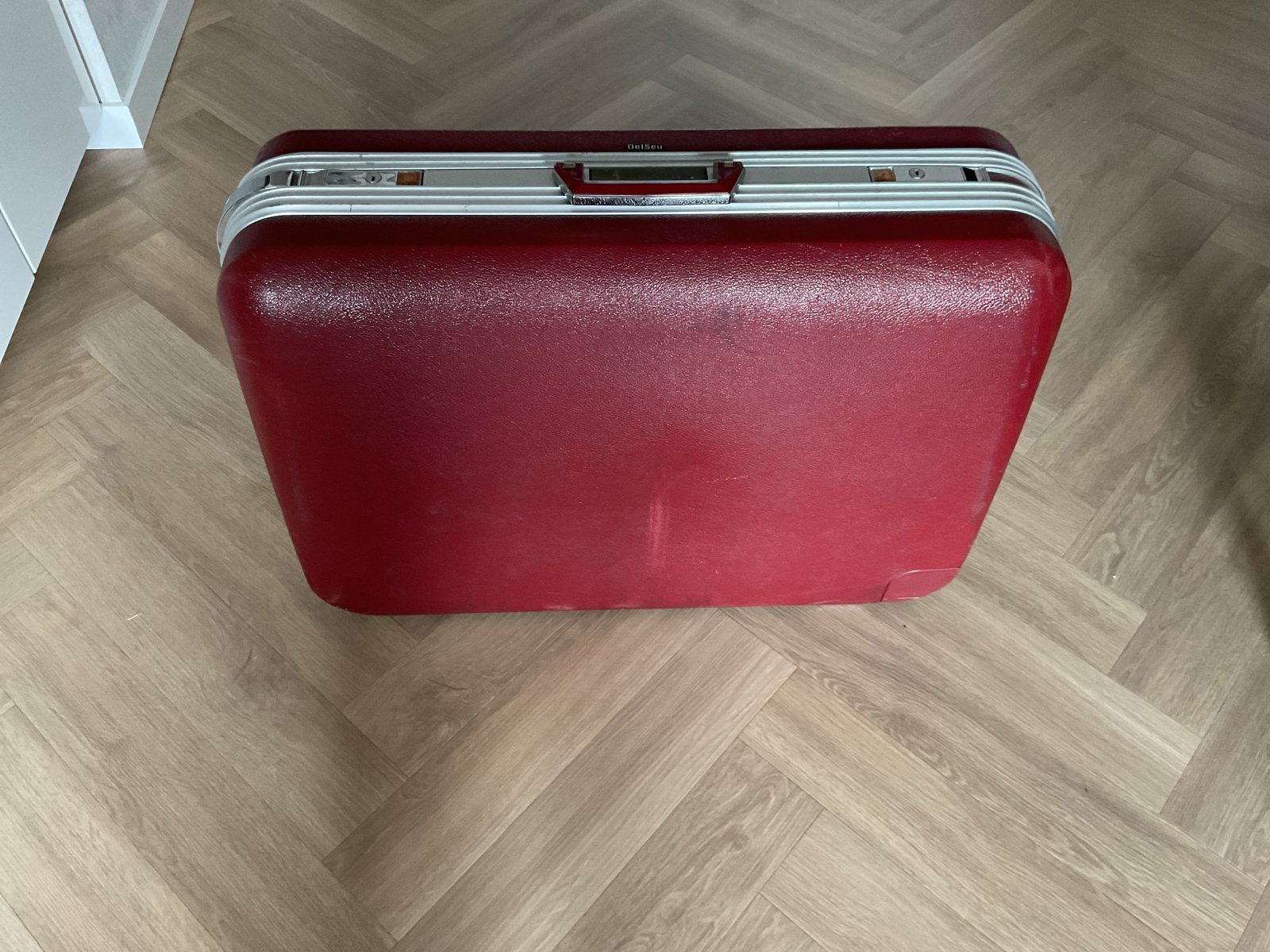 Vintage rode koffer met wieltjes - DelSey, Wieltjes, Gebruikt, Hard kunststof, 45 tot 55 cm