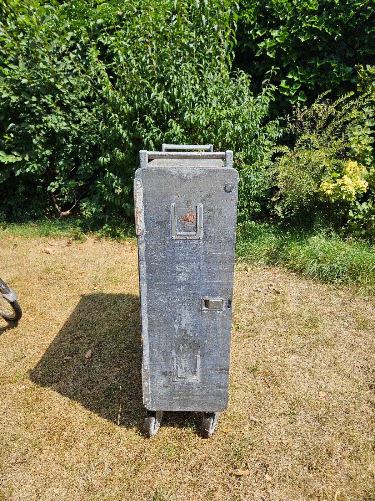 Vintage aluminium airline trolley met planken, Ophalen