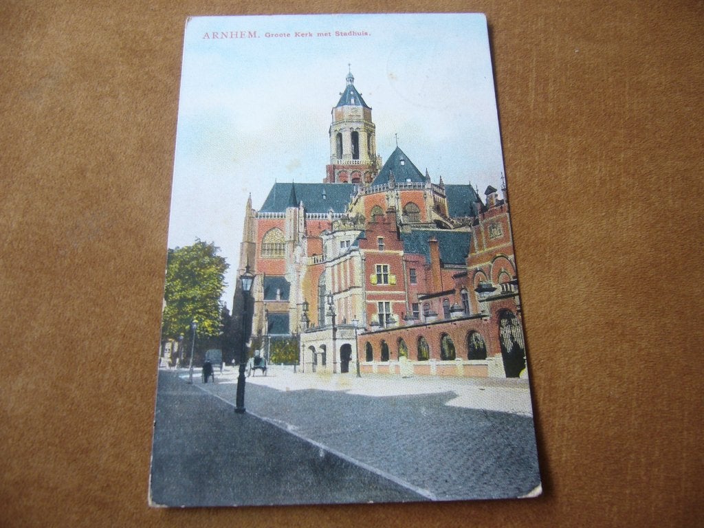 ARNHEM  =   GROOTE KERK MET STADHUIS BRIEFKAART  1913, Verzamelen, Ansichtkaarten | Nederland, Ophalen of Verzenden, Voor 1920