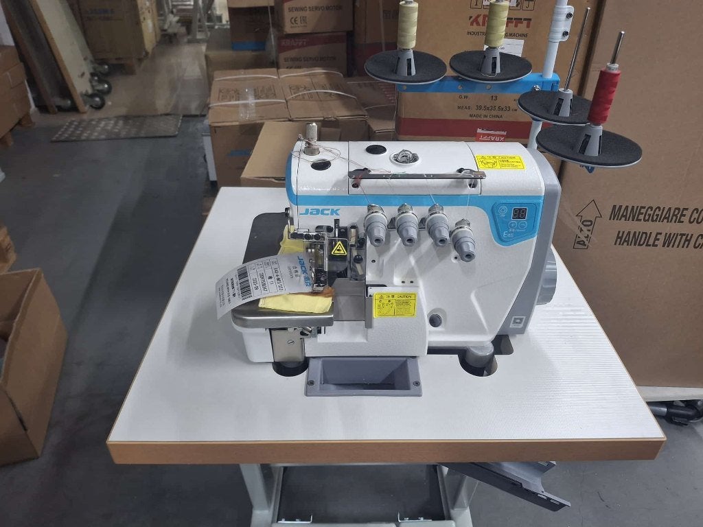 Jack 4 garen overlock machine 60x60 tafel 1100 euro ex btw 4, Nieuw, Lockmachine, Industrieel, Ophalen