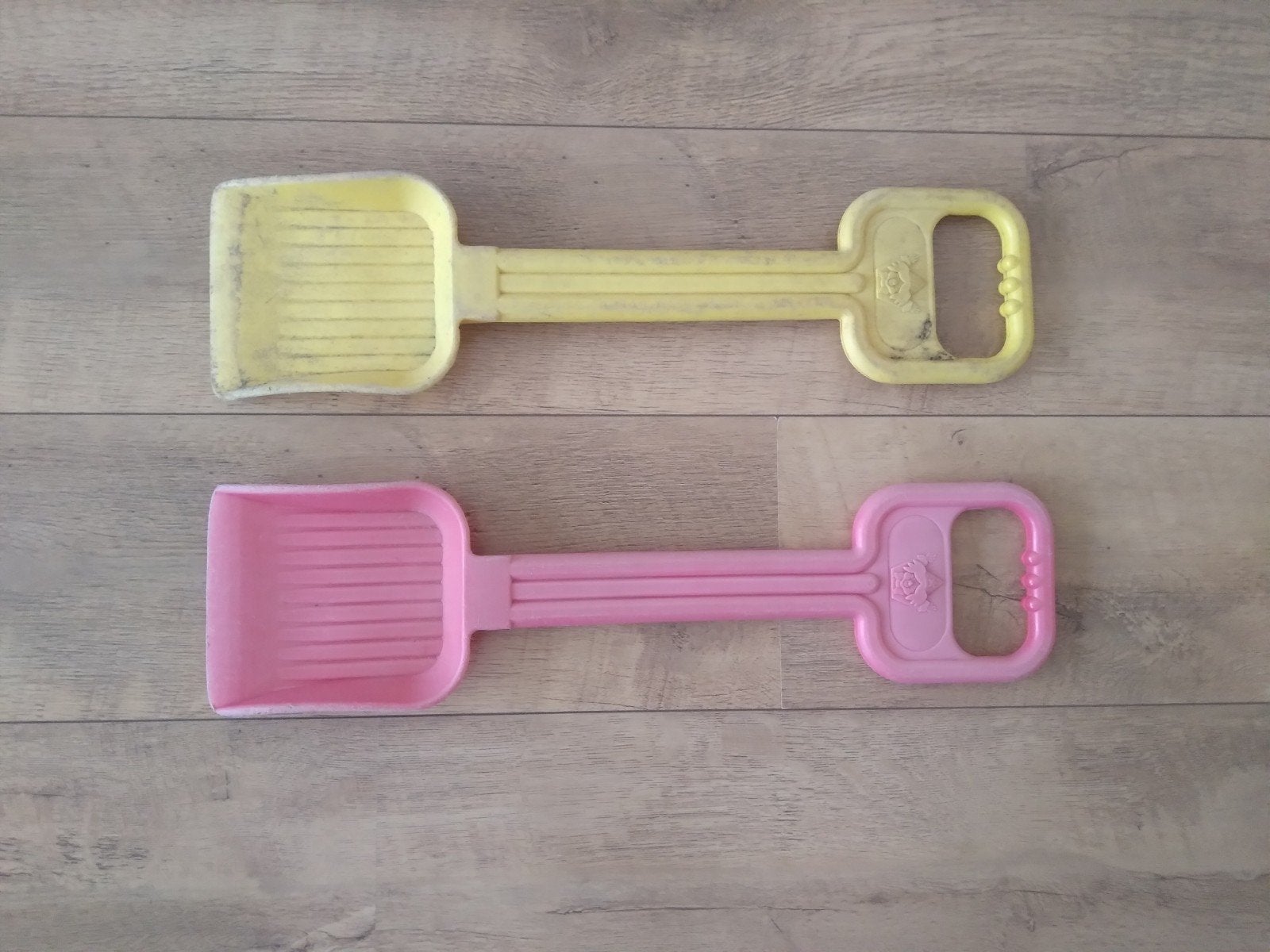 2x stevige zandschep - Rood en Geel, Ophalen, Gebruikt