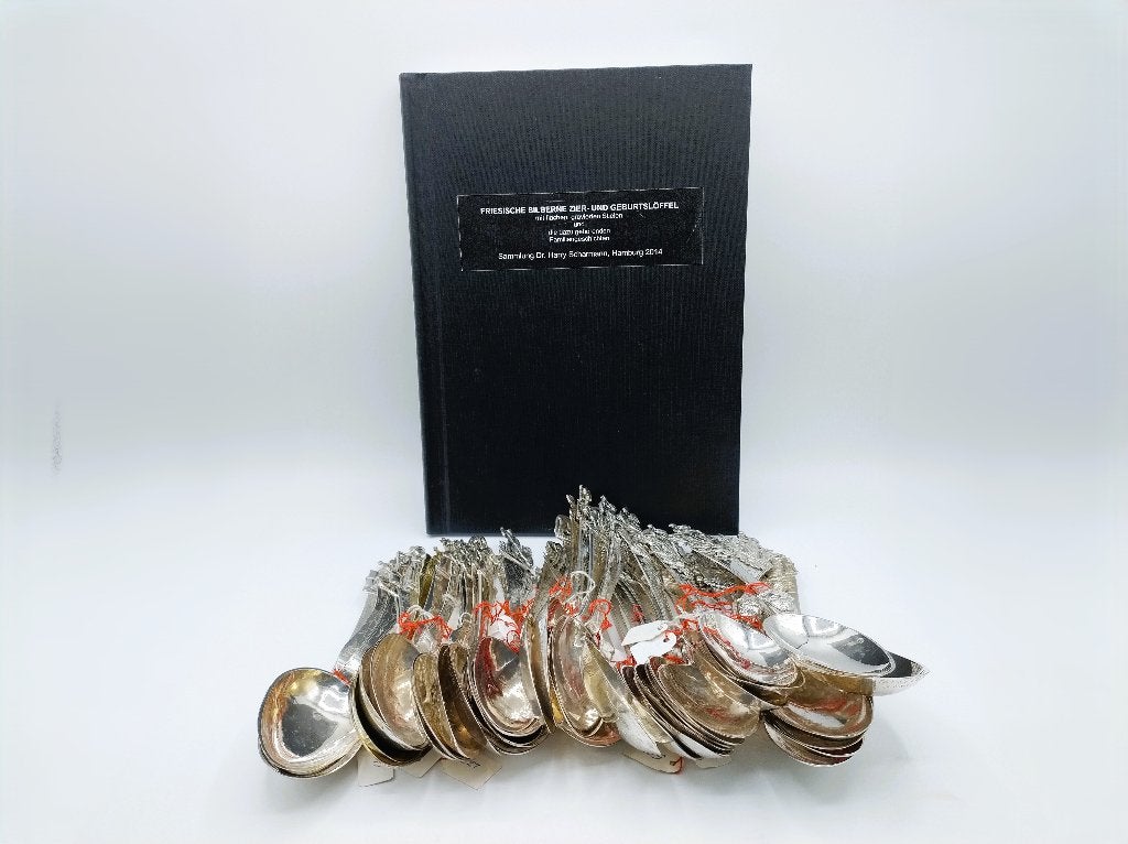 Unieke collectie met 39 Friese geboortelepels inclusief boek, Verzenden, Zilver