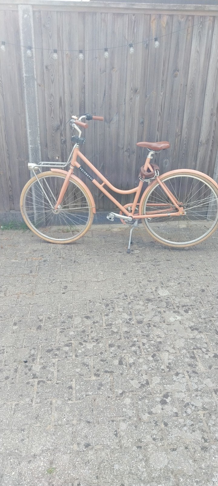 Veloretti Damesfiets - Perzik Roze met Voordrager, Fietsen en Brommers, Fietsen | Dames | Damesfietsen, Gebruikt, Velgrem, Versnellingen