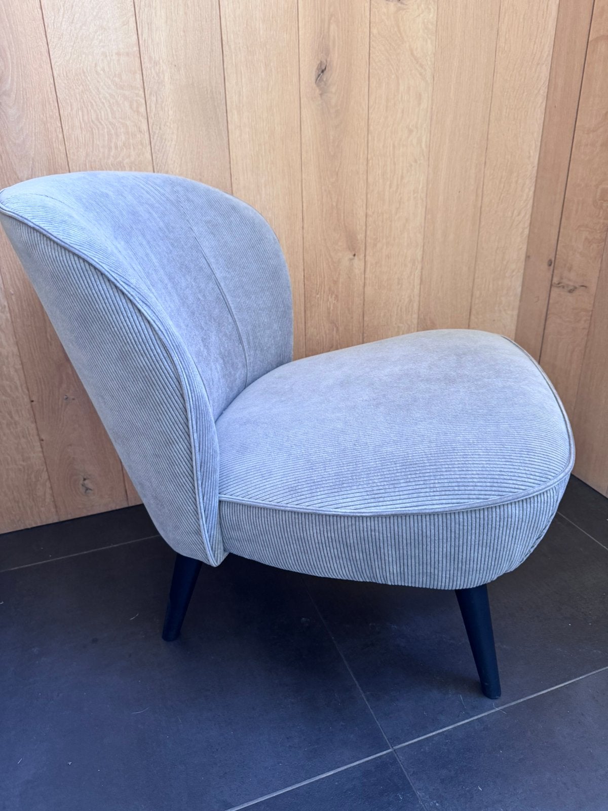 Mooie grijze ribstof fauteuil / stoel van Woood, Huis en Inrichting, Minder dan 75 cm, Woood, Ophalen of Verzenden, Zo goed als nieuw