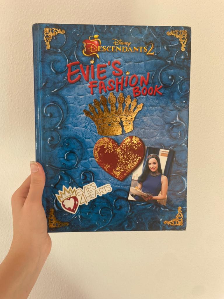 Evie’s Fashion Book Descendants 2, Ophalen of Verzenden, Zo goed als nieuw, Fictie