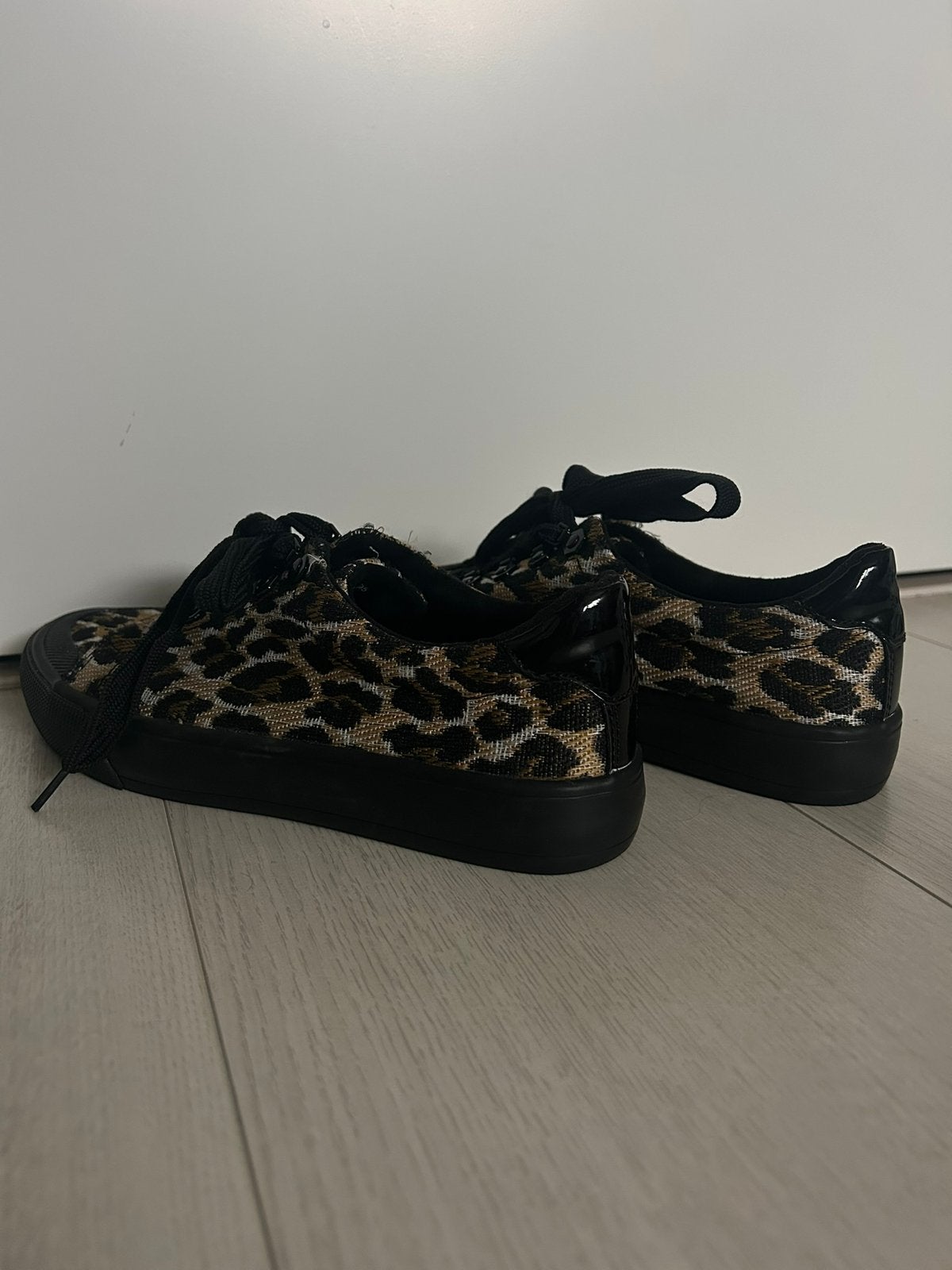 Dames sneakers panter print, Zwart, Ophalen of Verzenden, Sneakers of Gympen, Zo goed als nieuw
