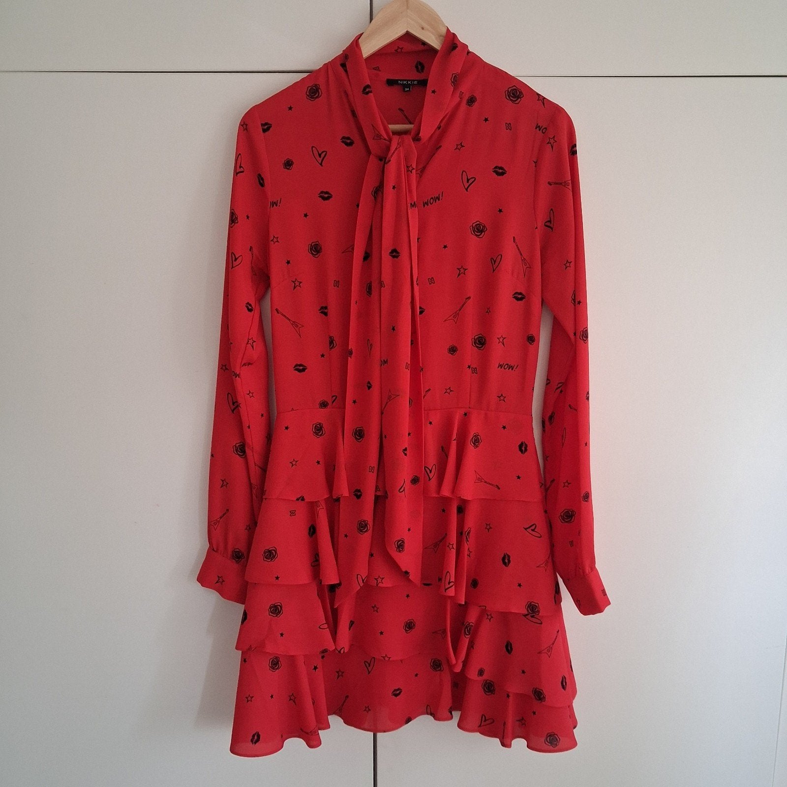 2 Nikkie jurken rood met print en ruches, Kleding | Dames, Jurken, Ophalen of Verzenden, Zo goed als nieuw, Nikkie, Maat 34 (XS) of kleiner