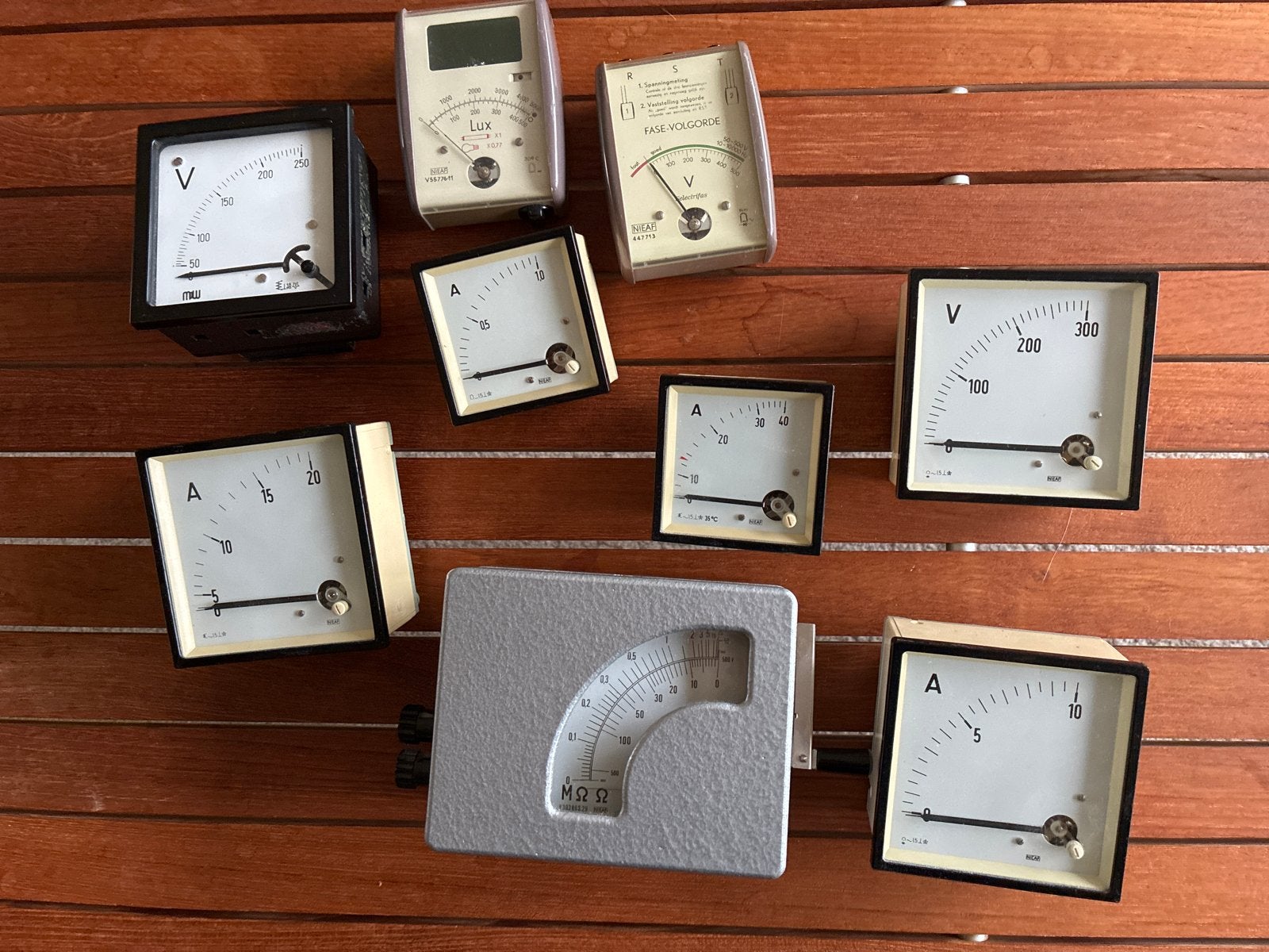 Diverse analoge meters: Volt-, Ampère- en Luxmeters, Ophalen of Verzenden, Gebruikt, Elektriciteit