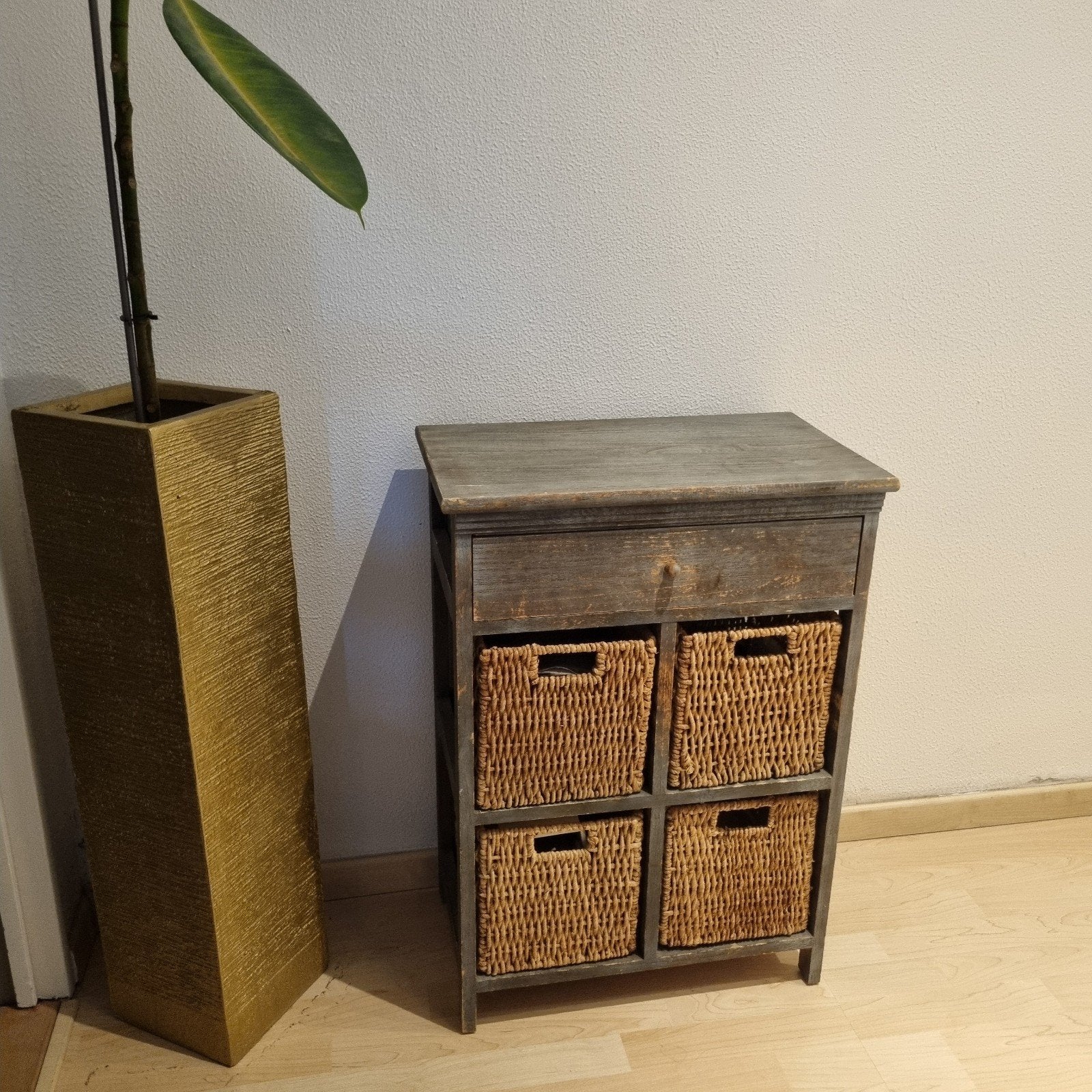 Houten kastje met lade en rieten manden, Ophalen