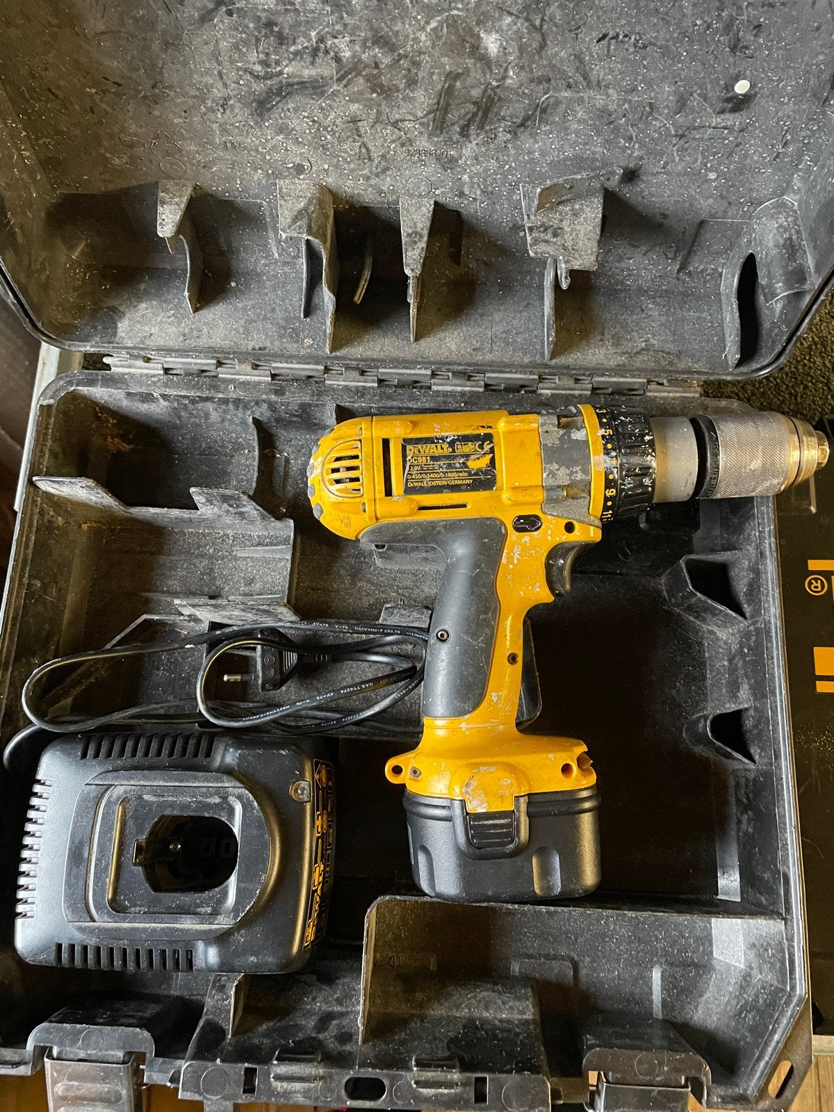 DeWalt DC981 Boor- en Schroefmachine met lader en koffer, Doe-het-zelf en Verbouw, Gereedschap | Boormachines, Gebruikt, Variabele snelheid