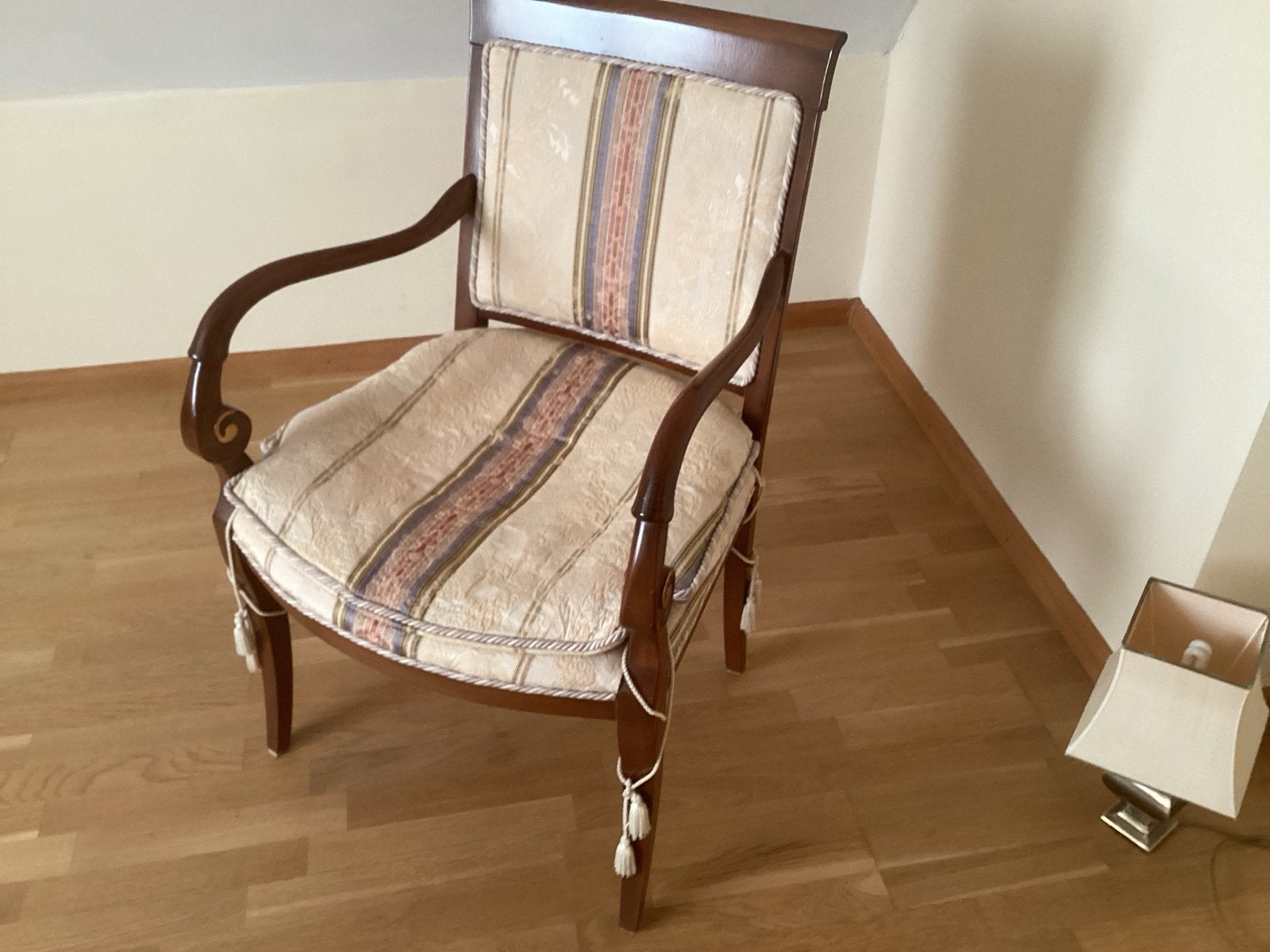 Elegante klassieke fauteuil met gestreepte bekleding, Ophalen