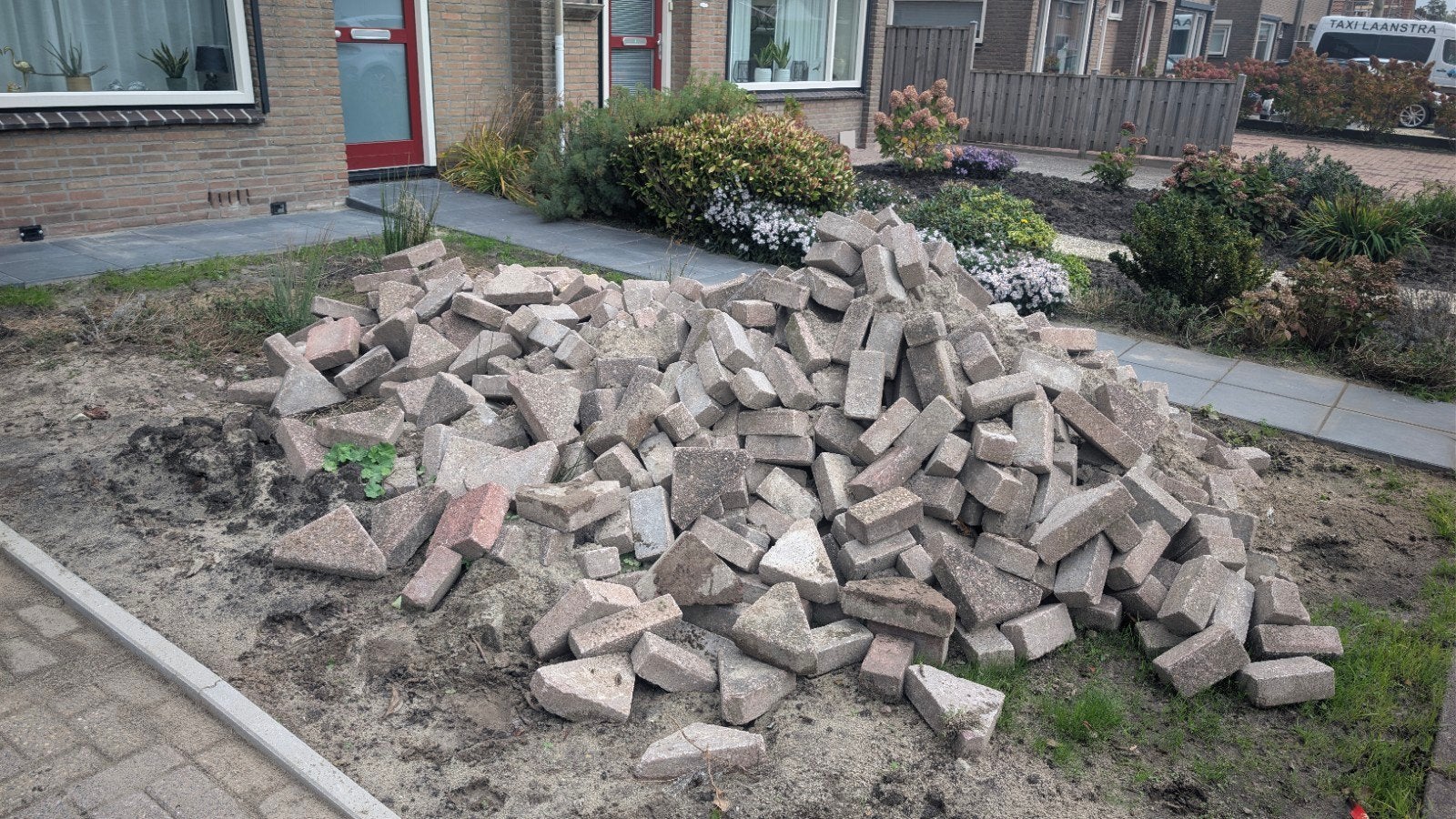 Gebruikte klinkers en bischopsmutsen 8cm ong. 20m2 gratis, Ophalen, Beton, 10 m² of meer, Klinkers