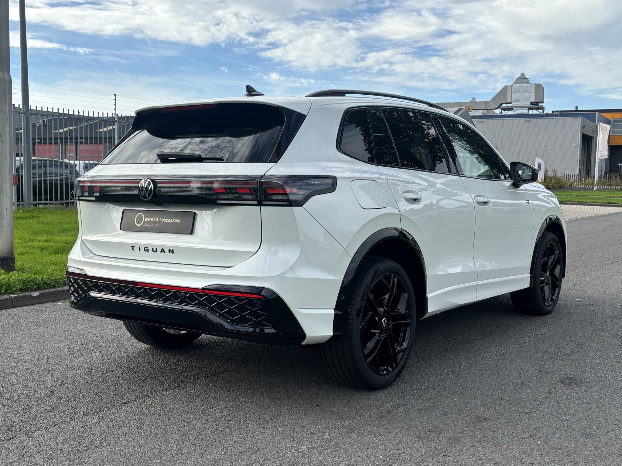 Volkswagen Tiguan 1.5 eHybrid R-Line Edition | IQ.LIGHT | 36, Auto's, Stof, 4 cilinders, 150 min, Wit