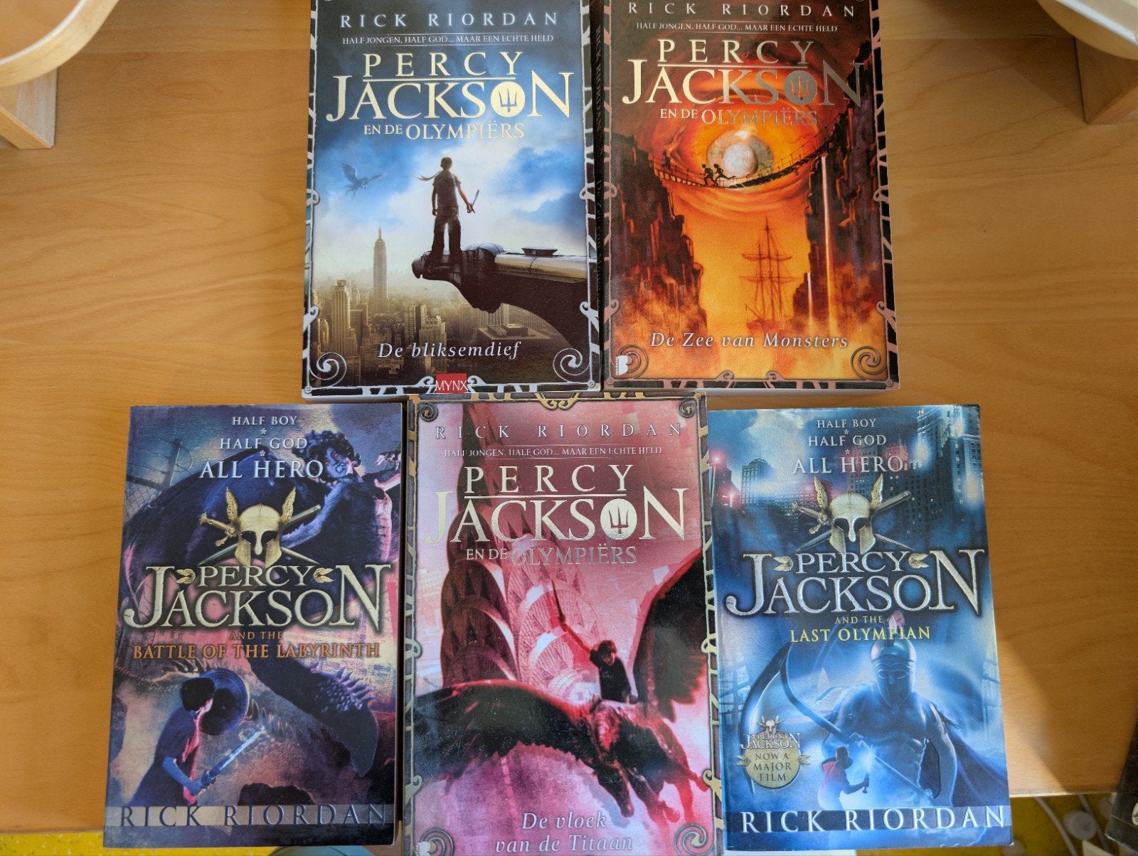 Percy Jackson en de Olympiërs compleet 1 t/m 5 + 2 extra, Ophalen of Verzenden, Gelezen, Rick Riordan, Fictie