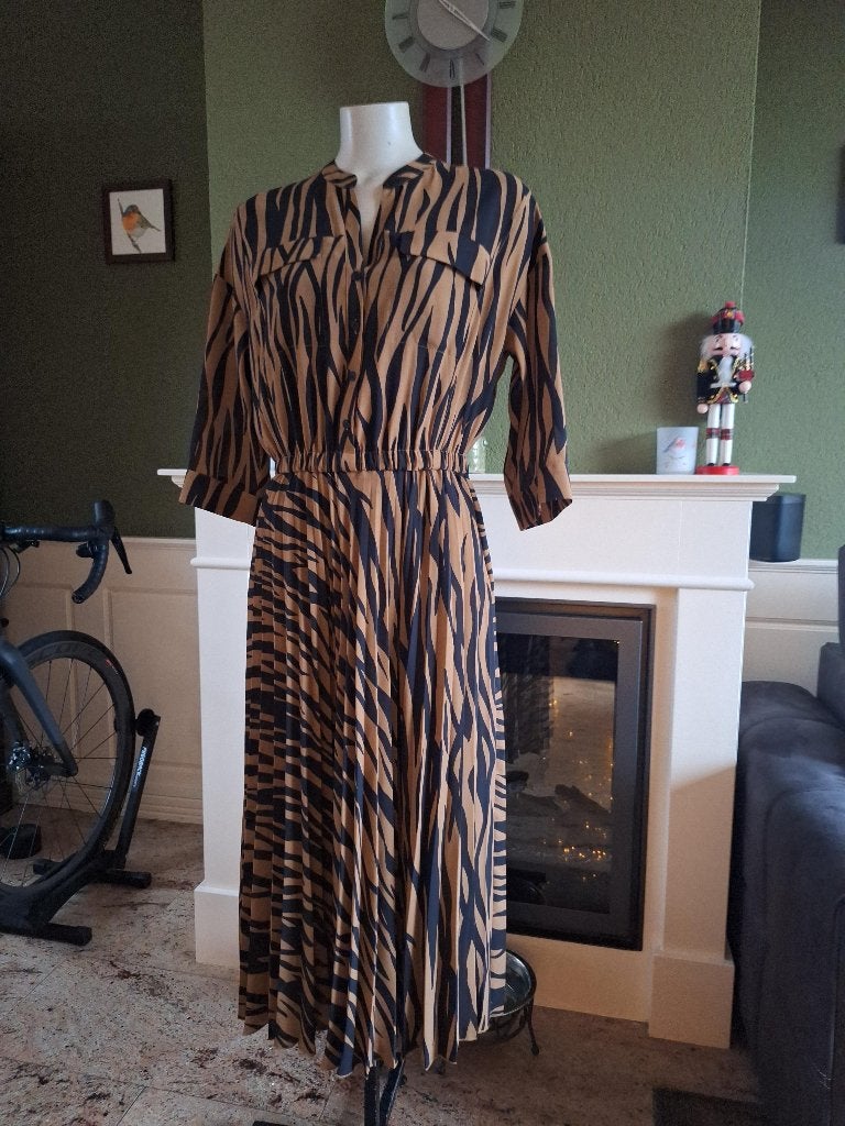 Amania Mo jurk bruin zwart plissé zebra print NL 36, Verzenden, Zwart, Zo goed als nieuw, Amania Mo