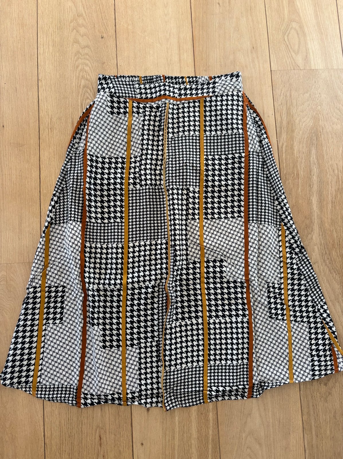 Rok met pied-de-poule print en strepen, maat S merk YAS, Zwart, Ophalen of Verzenden, Zo goed als nieuw, Knielengte