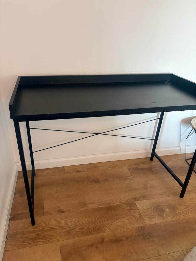 Zwart bureau met metalen onderstel, Ophalen, Zwart, Gebruikt, Metaal