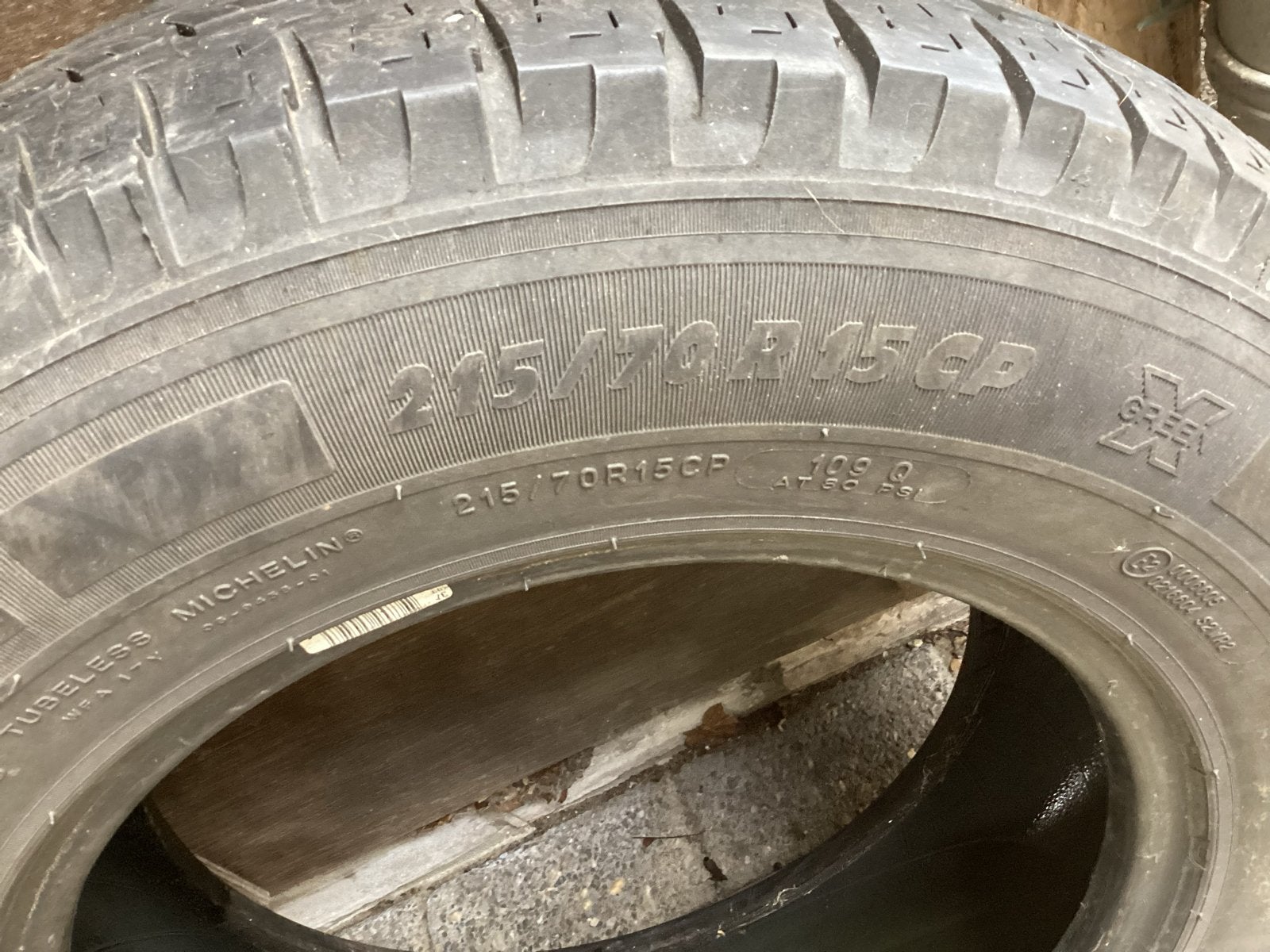2 Michelin camperbanden 215/70R15CP met goed profiel, Ophalen, 15 inch, Band(en), Bestelwagen