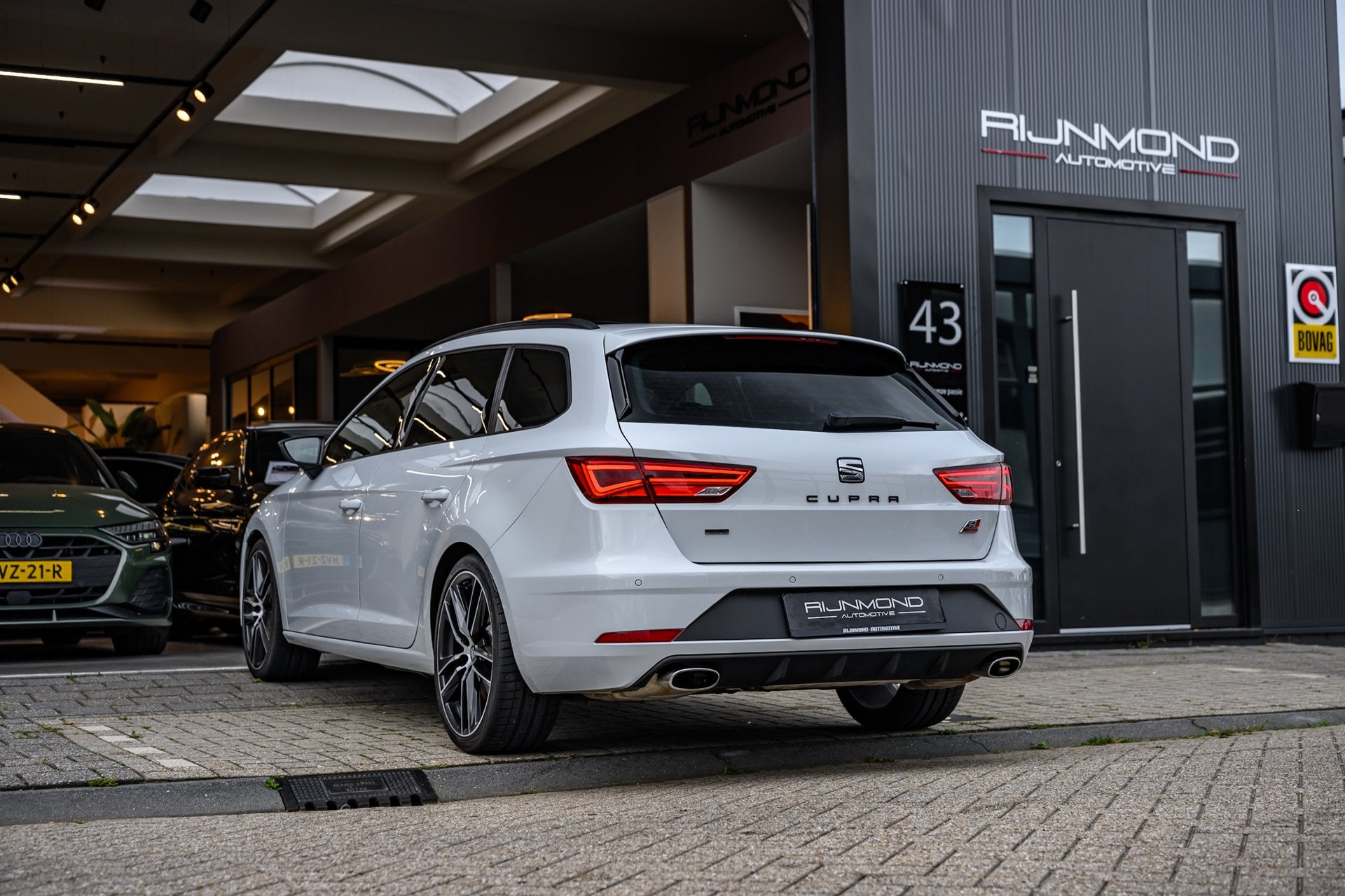Seat Leon ST 2.0 TSI CUPRA 300 4DRIVE Panoramadak |Camera|La, Auto's, Automaat, Dealer onderhouden, Zwart, 4 cilinders