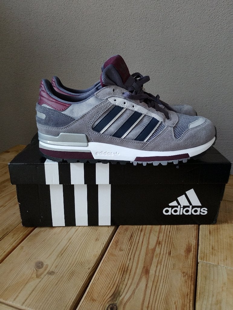 Te koop : Sneakers Adidas ZX600 Maat 44 Grey/Maroon, Kleding | Heren, Schoenen, Ophalen, Overige kleuren, Nieuw, Sneakers of Gympen