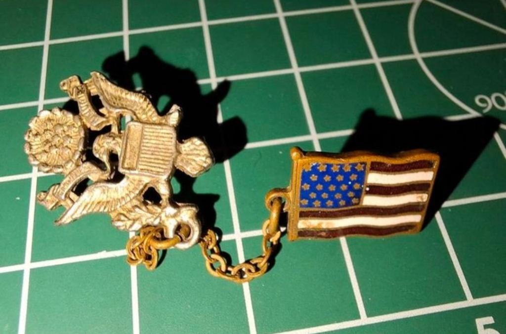 WWII - US - Eagle & Flag Device, Verzenden, Landmacht, Amerika, Embleem of Badge