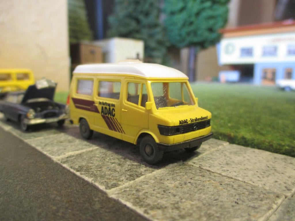 Mercedes Benz TN 307D Bus ( verhoogd ) - Wiking ADAC geel, Hobby en Vrije tijd, Modelauto's | 1:87, Ophalen of Verzenden, Gebruikt