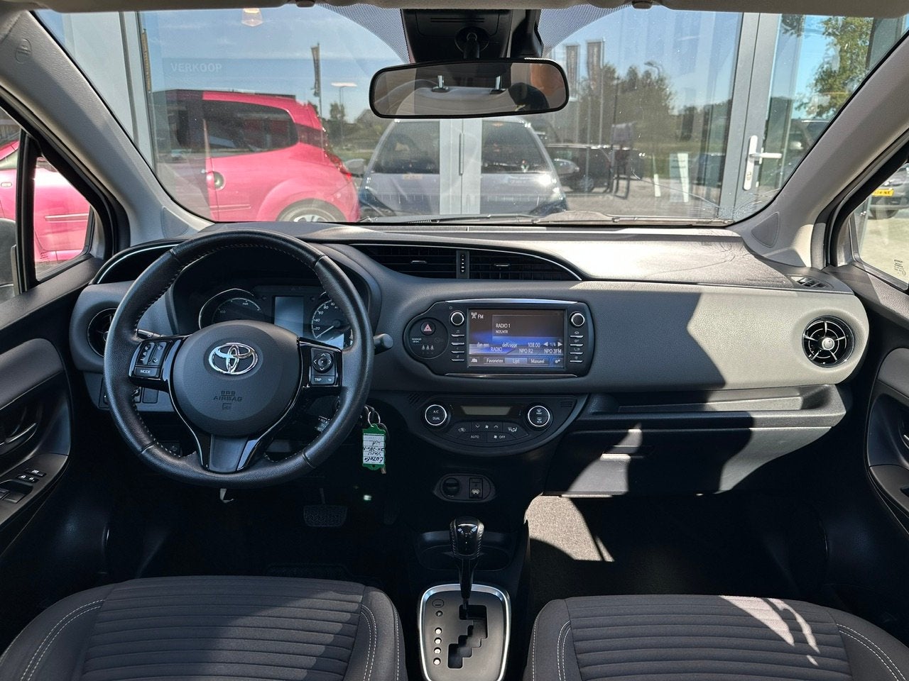 Toyota Yaris 1.5 Hybrid 100pk CVT Active | Cam. | Cruise C., Auto's, Toyota, Dealer onderhouden, 4 cilinders, Parkeersensor, Wit